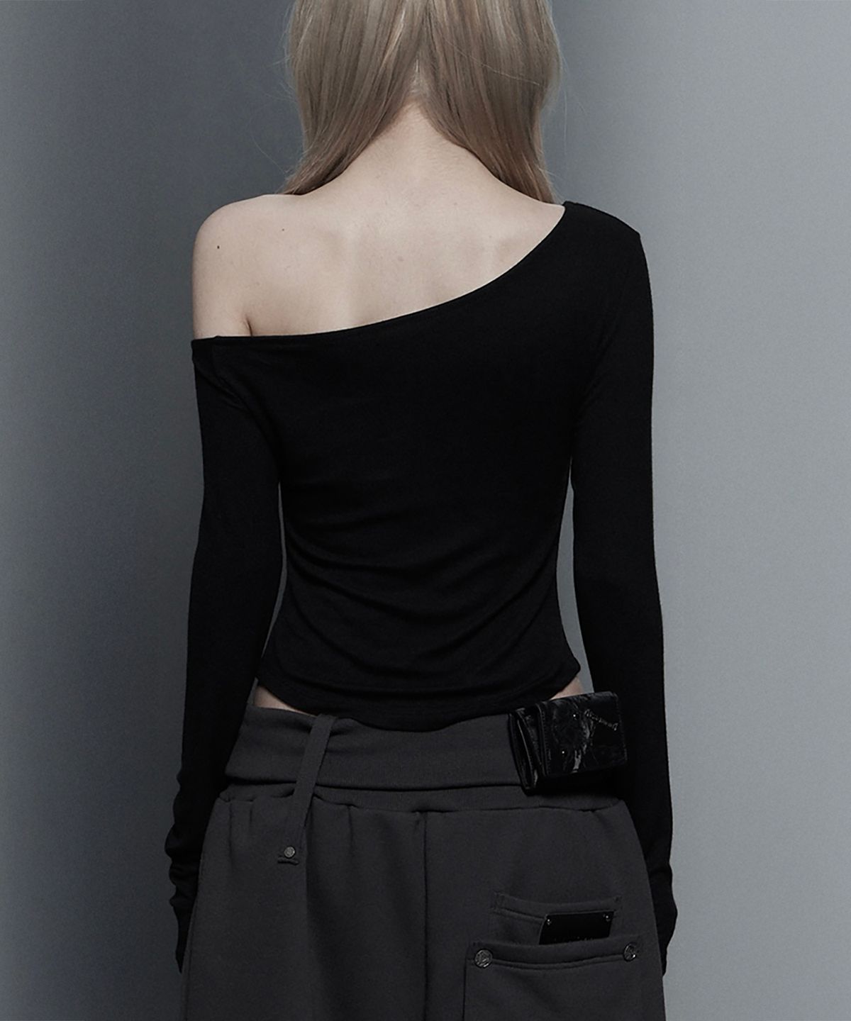 에트오소메(ETRE AU SOMMET) Lettering Printing One-Shoulder Long Sleeve Top (Black)