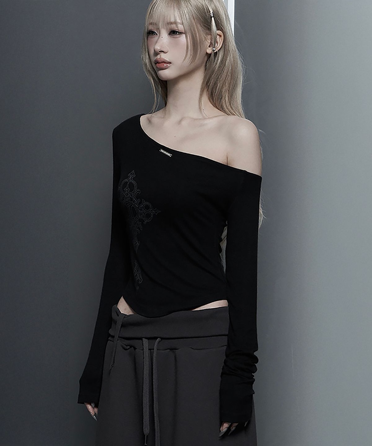 에트오소메(ETRE AU SOMMET) Lettering Printing One-Shoulder Long Sleeve Top (Black)