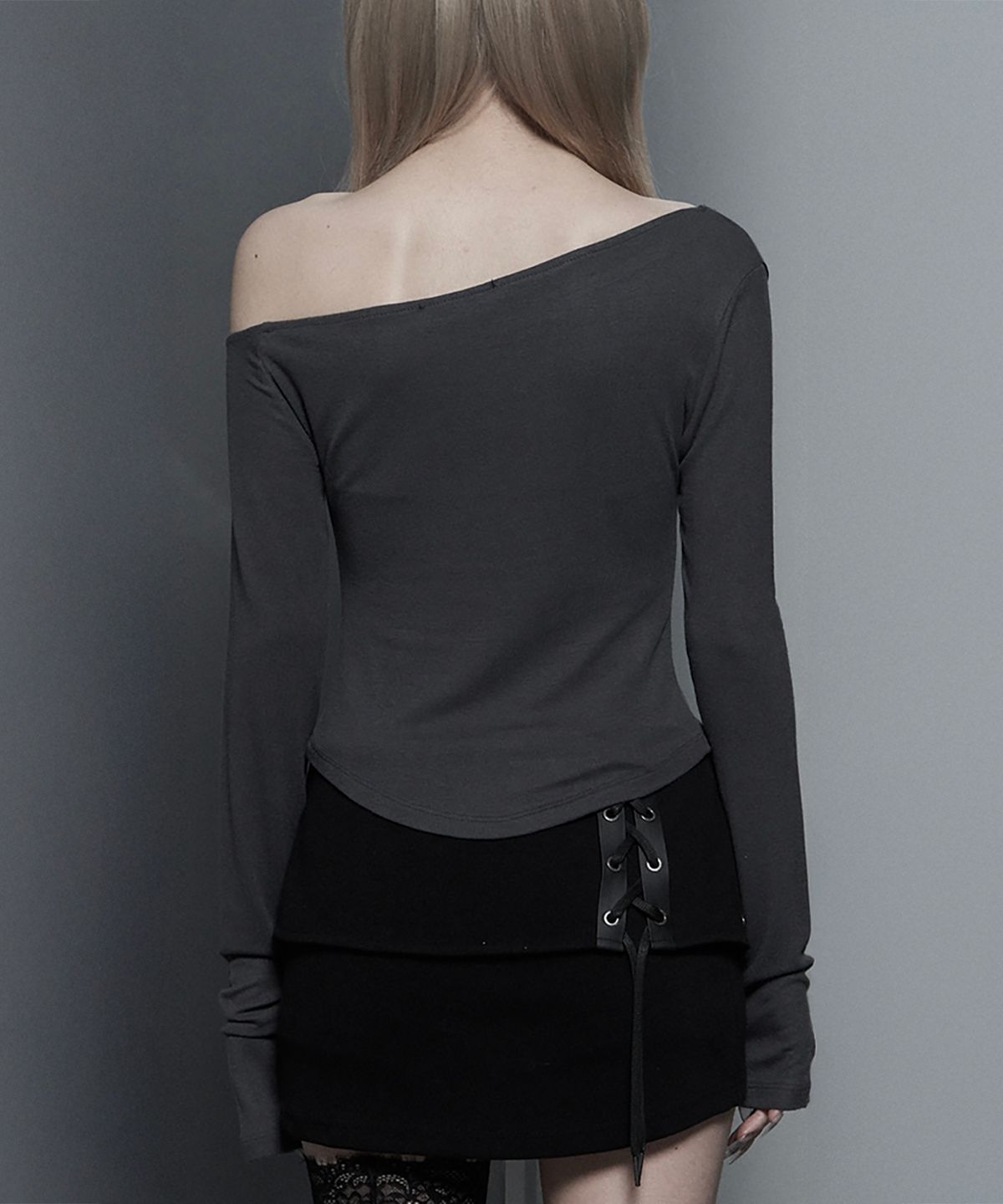 에트오소메(ETRE AU SOMMET) Lettering Printing One-Shoulder Long Sleeve Top (Dark Gray)