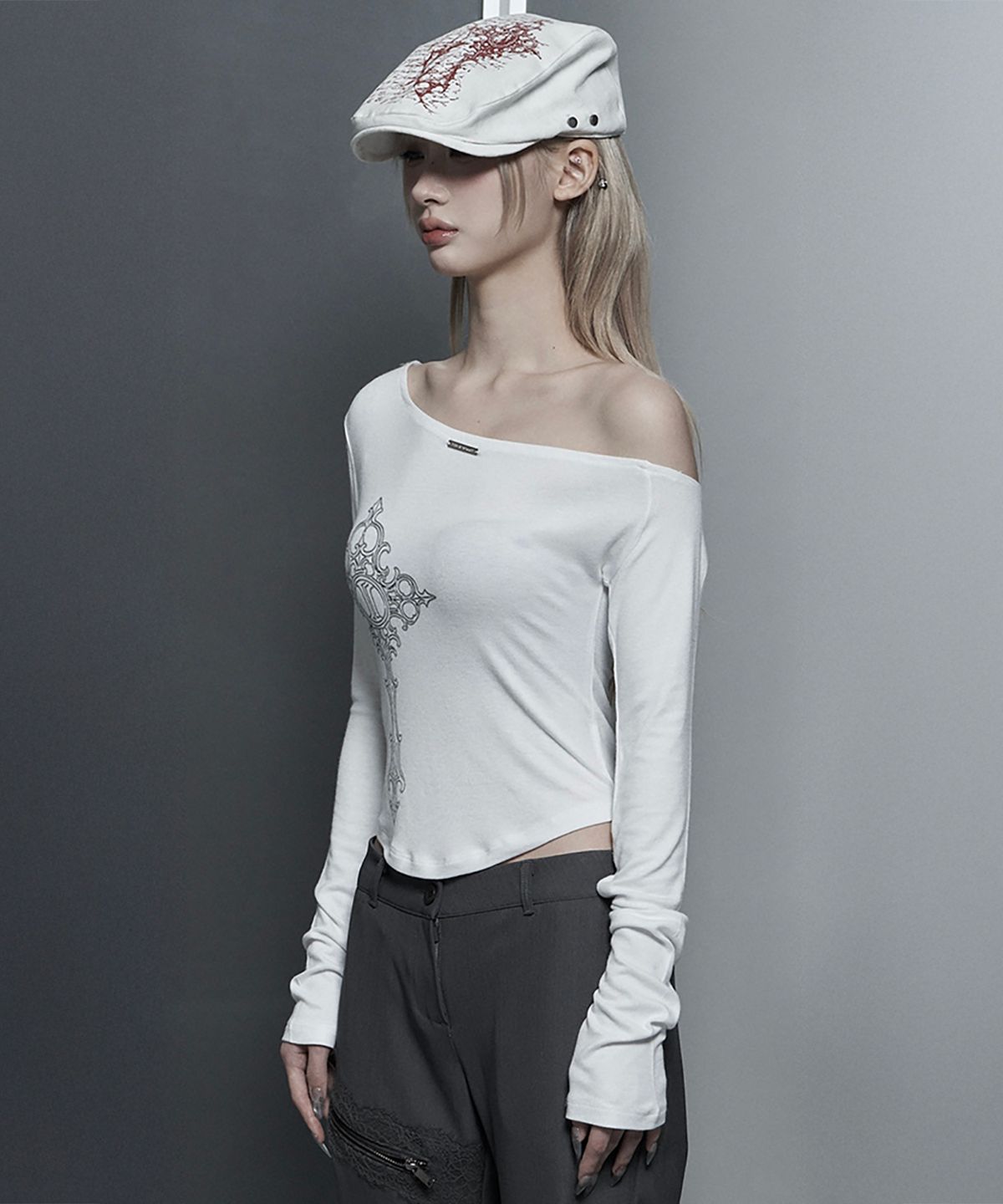 에트오소메(ETRE AU SOMMET) Lettering Printing One-Shoulder Long Sleeve Top (White)