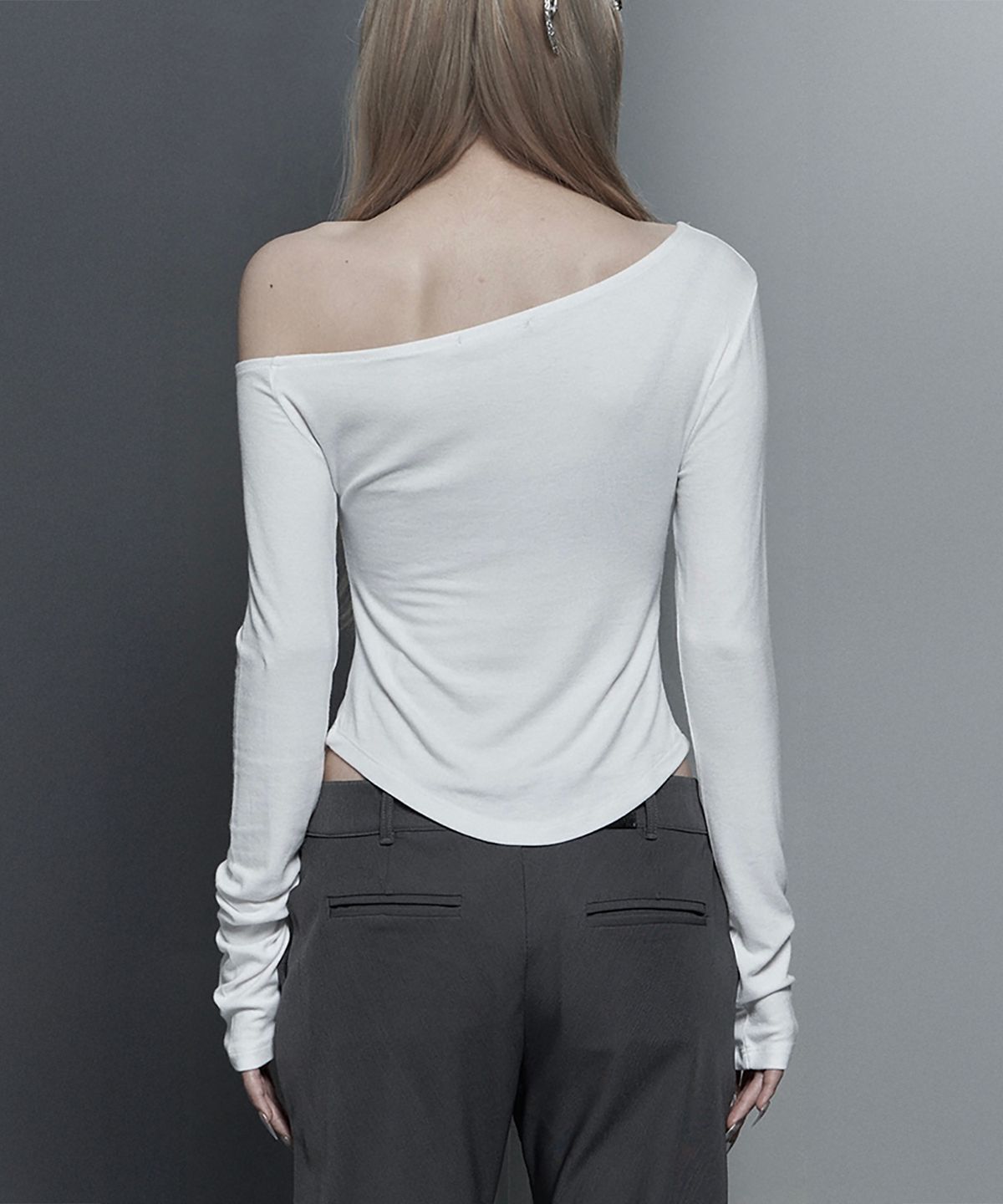 에트오소메(ETRE AU SOMMET) Lettering Printing One-Shoulder Long Sleeve Top (White)