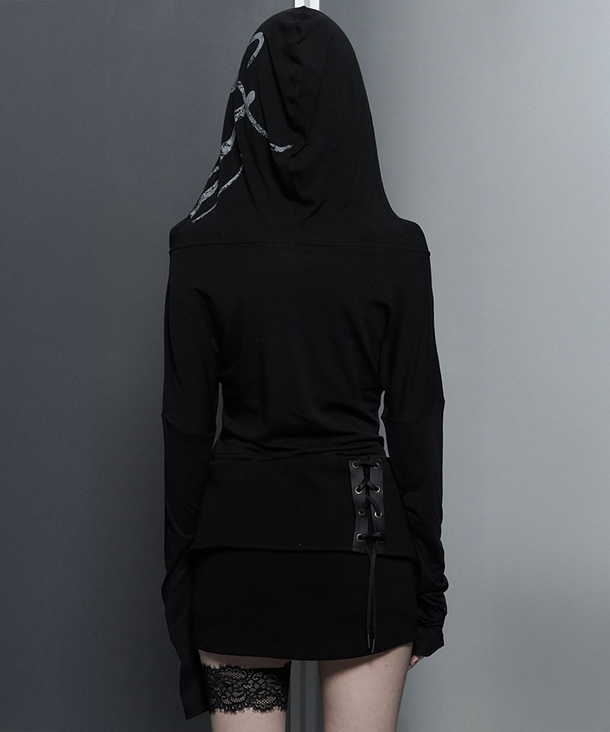 에트오소메(ETRE AU SOMMET) Lettering Hooded Slim-Fit Long Sleeve Top (Black)