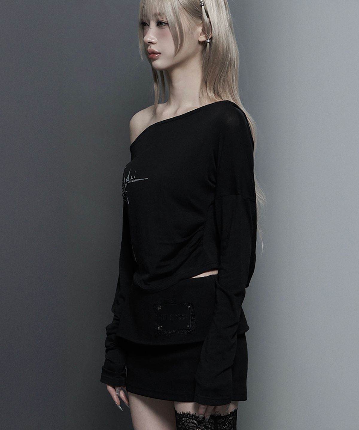 에트오소메(ETRE AU SOMMET) Lettering Hooded Slim-Fit Long Sleeve Top (Black)