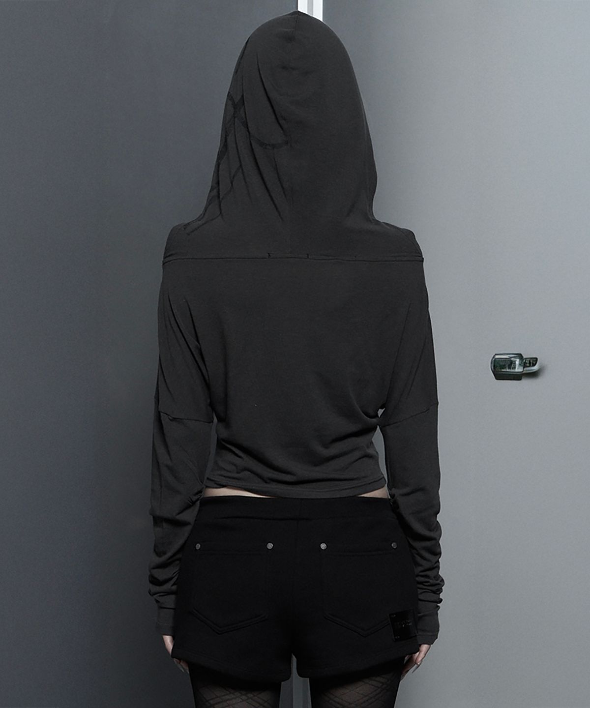 에트오소메(ETRE AU SOMMET) Lettering Hooded Slim-Fit Long Sleeve Top (Dark Gray)