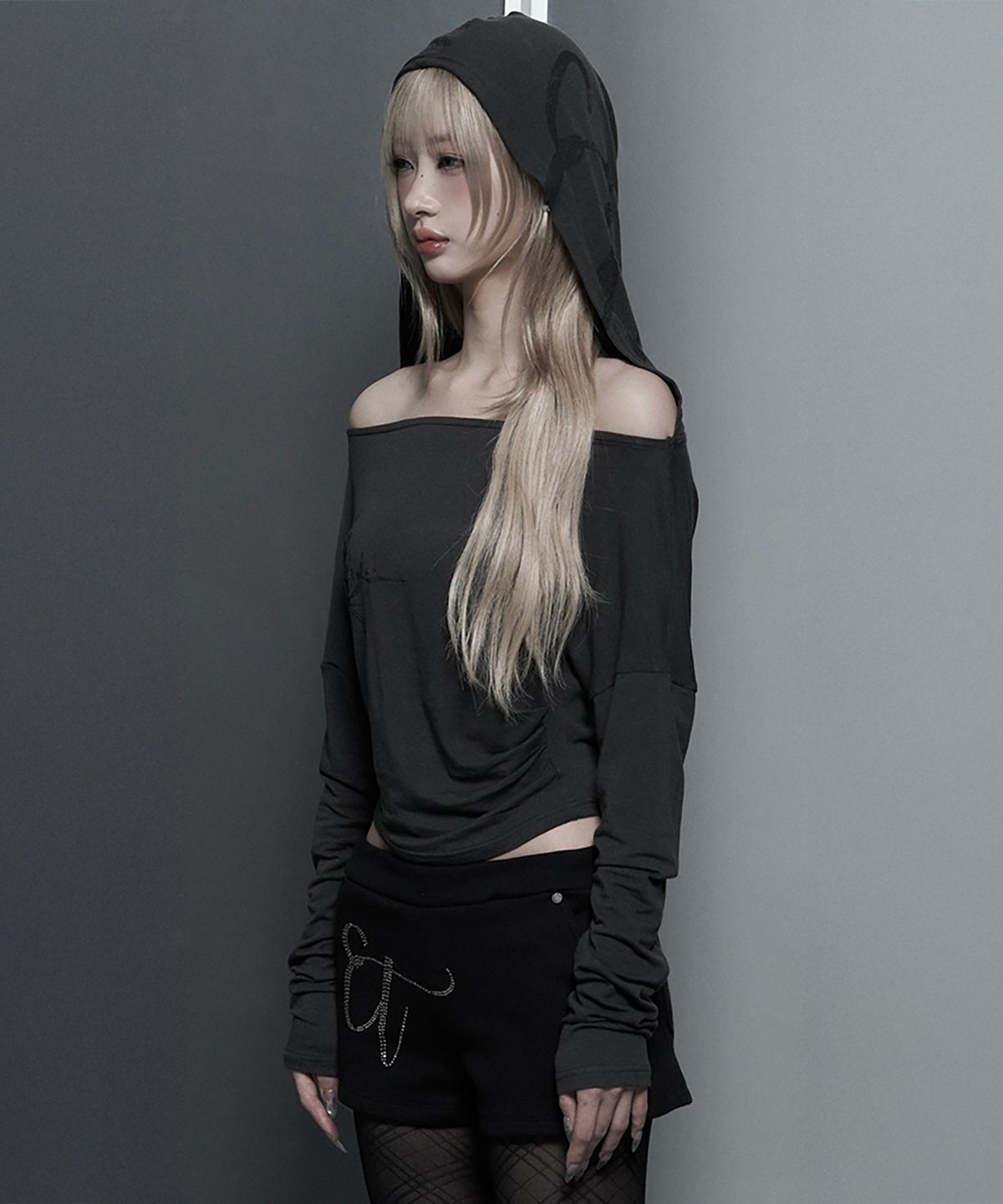 에트오소메(ETRE AU SOMMET) Lettering Hooded Slim-Fit Long Sleeve Top (Dark Gray)