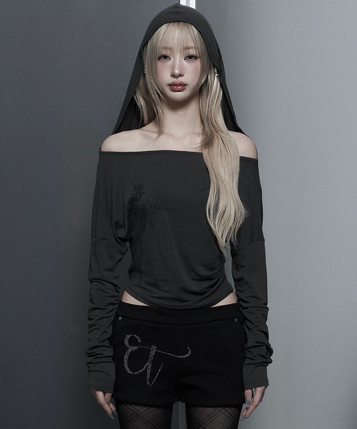 에트오소메(ETRE AU SOMMET) Lettering Hooded Slim-Fit Long Sleeve Top (Dark Gray)