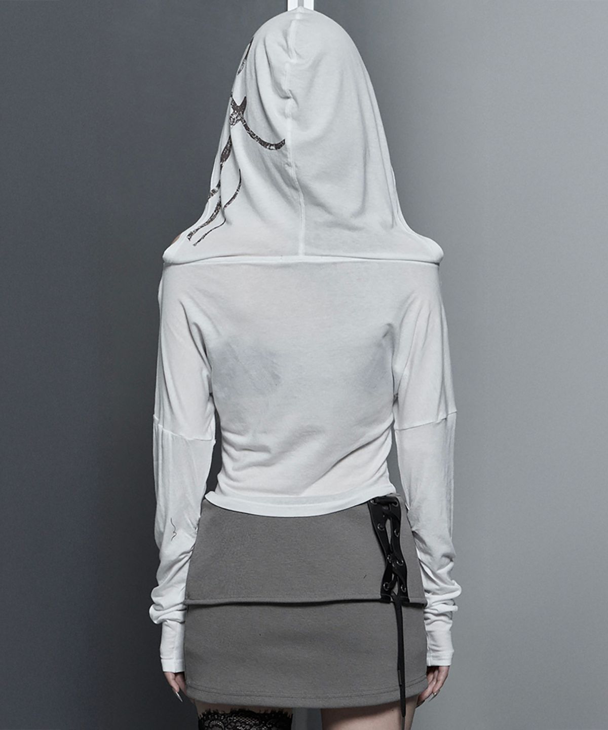 에트오소메(ETRE AU SOMMET) Lettering Hooded Slim-Fit Long Sleeve Top (lvory)