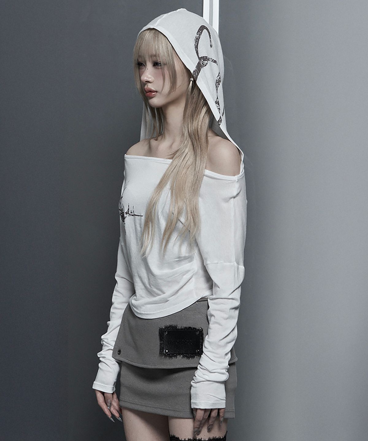 에트오소메(ETRE AU SOMMET) Lettering Hooded Slim-Fit Long Sleeve Top (lvory)