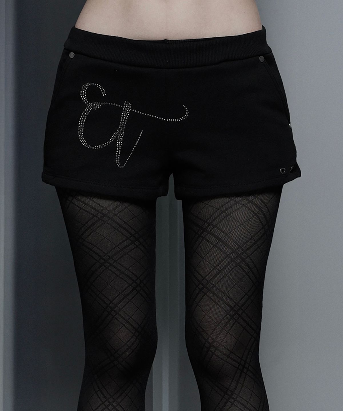 에트오소메(ETRE AU SOMMET) Hotfix Side Mini Shorts (Black)