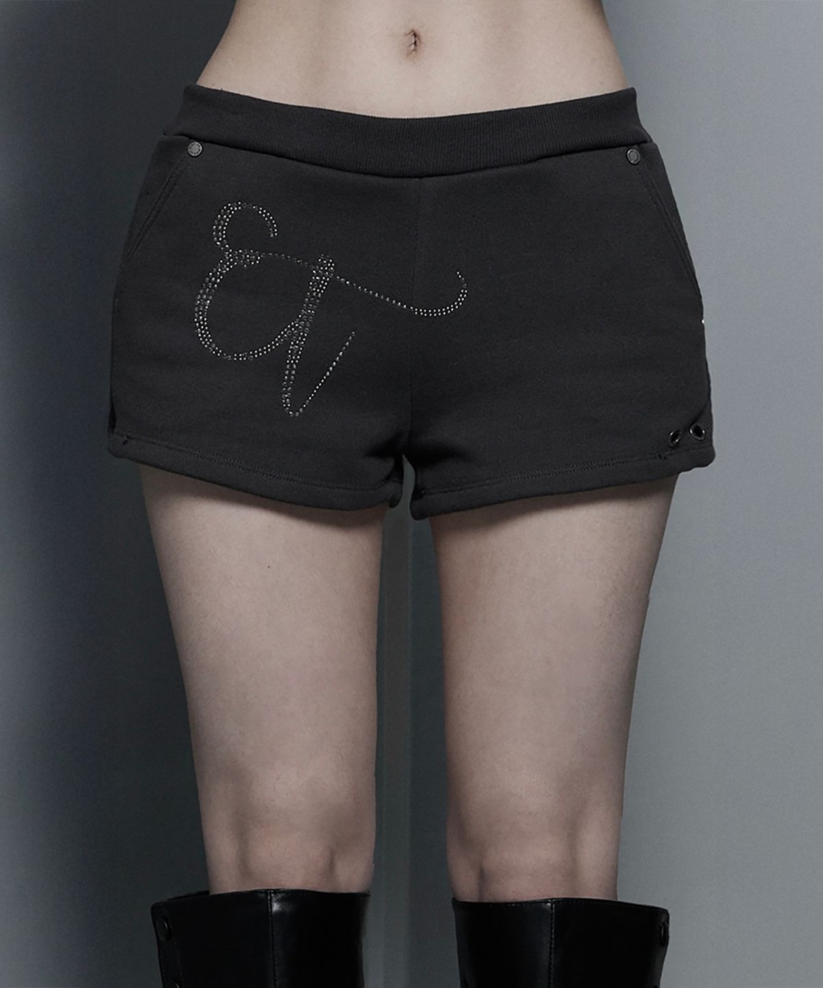 에트오소메(ETRE AU SOMMET) Hotfix Side Mini Shorts (Charcoal)