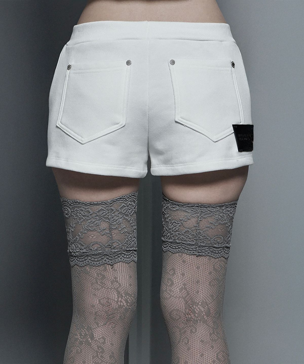 에트오소메(ETRE AU SOMMET) Hotfix Side Mini Shorts (White)