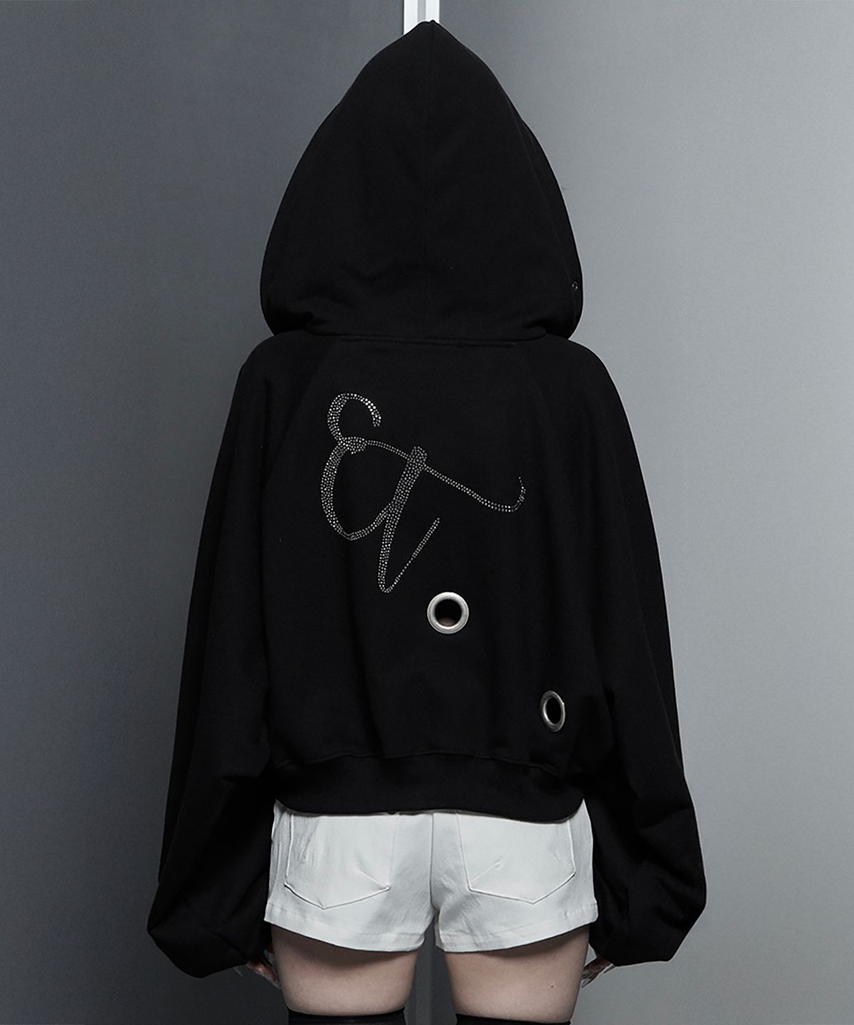 에트오소메(ETRE AU SOMMET) Hotfix Detail Cropped Two-Way Zip Hoodie (Black)