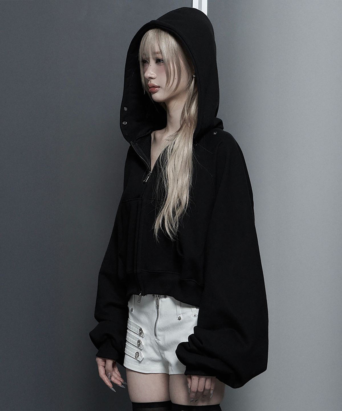 에트오소메(ETRE AU SOMMET) Hotfix Detail Cropped Two-Way Zip Hoodie (Black)