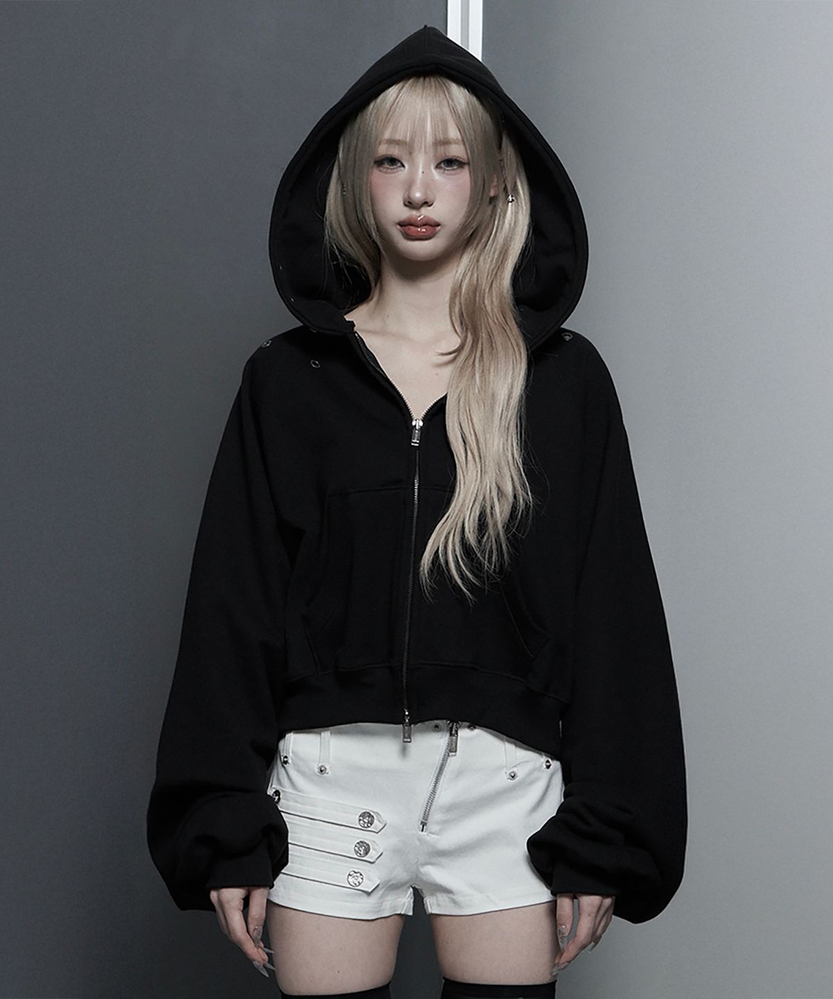 에트오소메(ETRE AU SOMMET) Hotfix Detail Cropped Two-Way Zip Hoodie (Black)