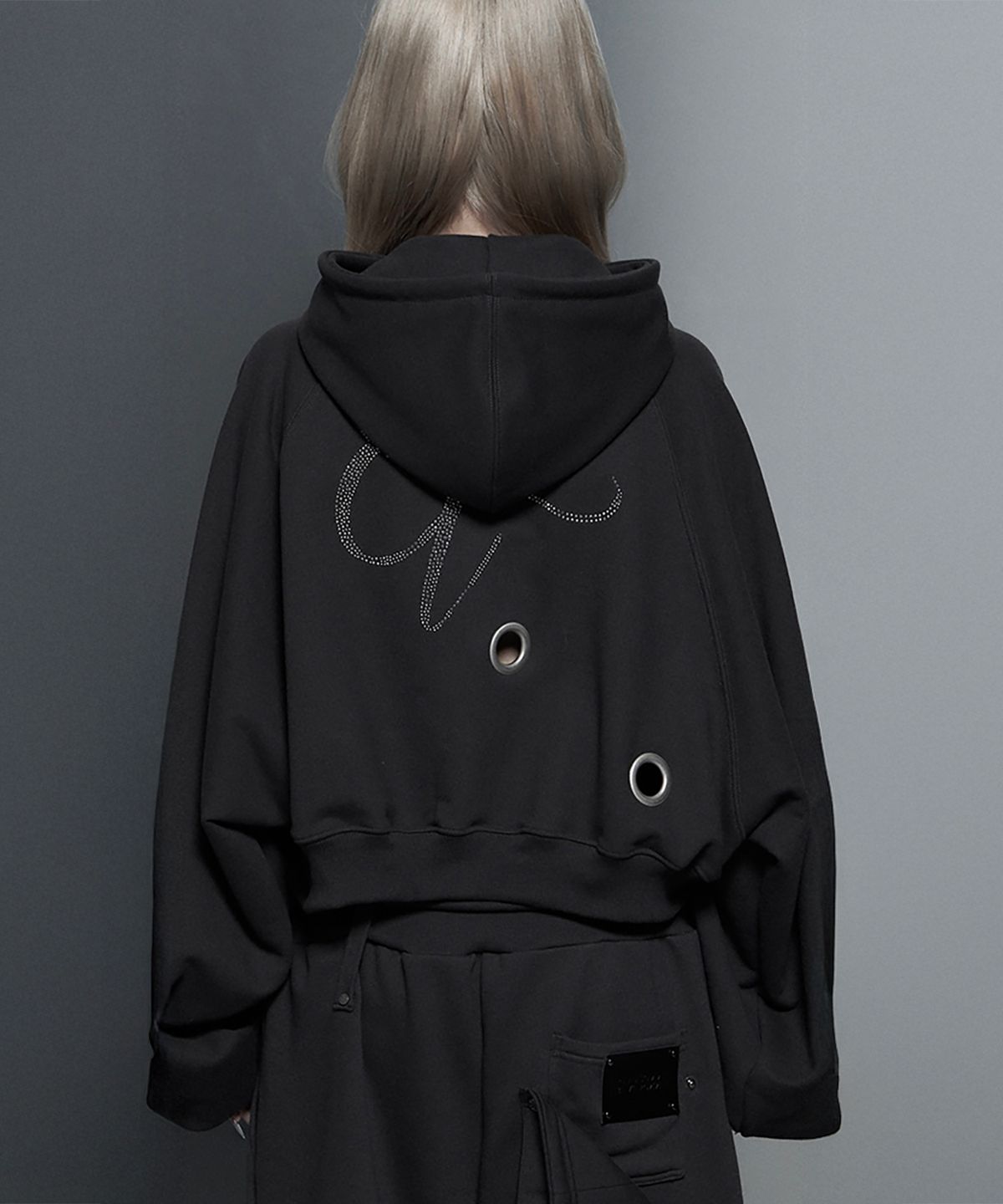 에트오소메(ETRE AU SOMMET) Hotfix Detail Cropped Two-Way Zip Hoodie (Charcoal)