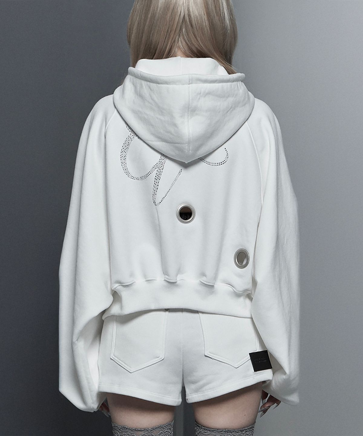에트오소메(ETRE AU SOMMET) Hotfix Detail Cropped Two-Way Zip Hoodie (White)