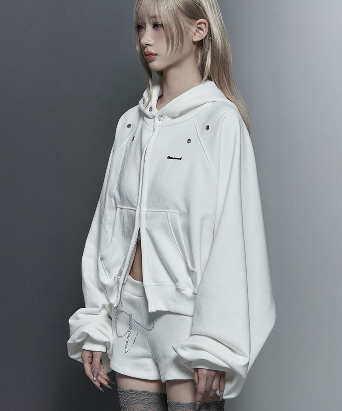 에트오소메(ETRE AU SOMMET) Hotfix Detail Cropped Two-Way Zip Hoodie (White)