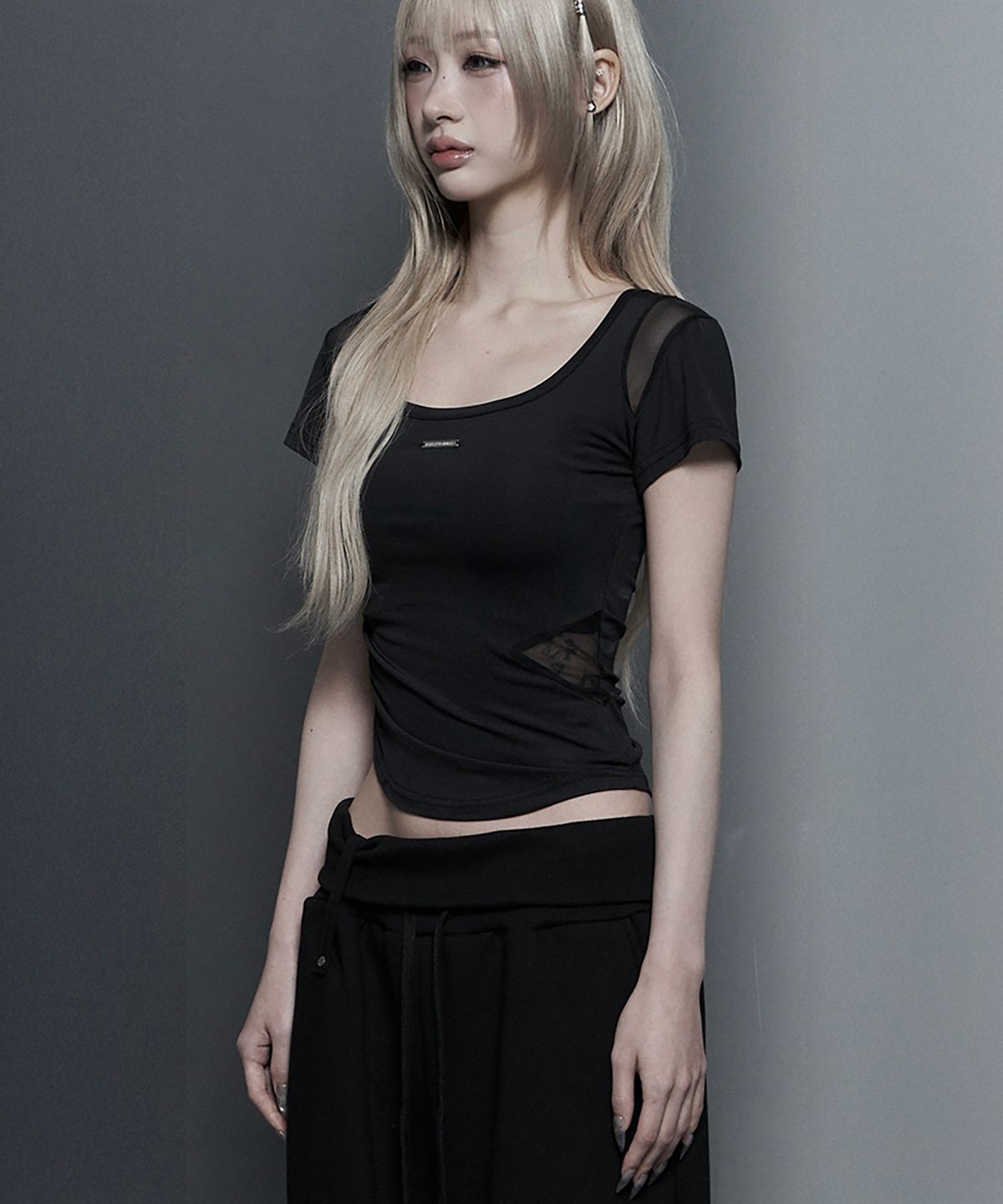 에트오소메(ETRE AU SOMMET) Modern Square Shirring Tee (Black)