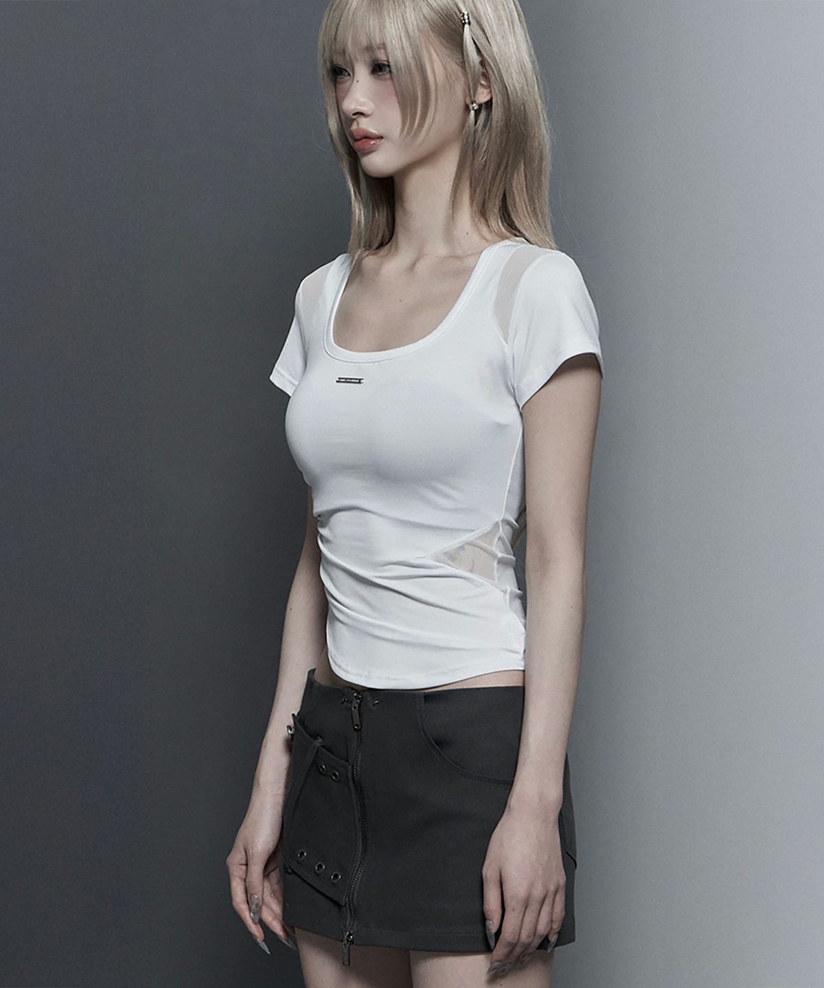 에트오소메(ETRE AU SOMMET) Modern Square Shirring Tee (White)