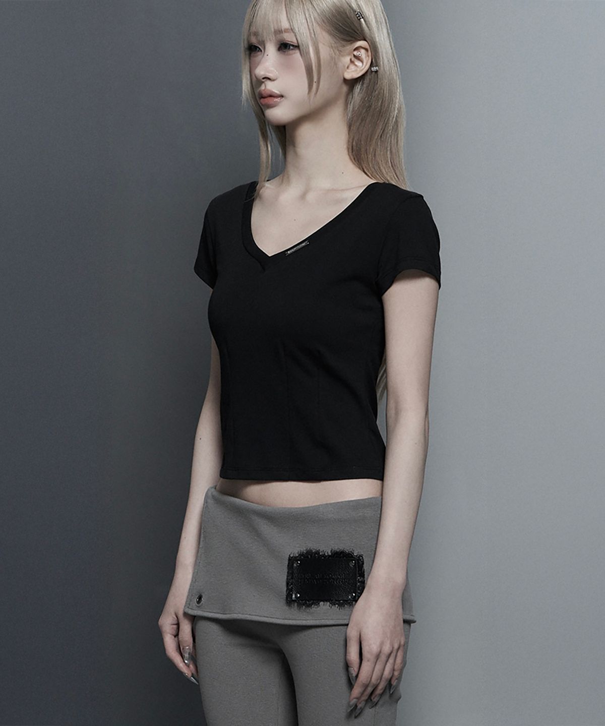 에트오소메(ETRE AU SOMMET) Dart Line V-Neck Slim Top (Black)