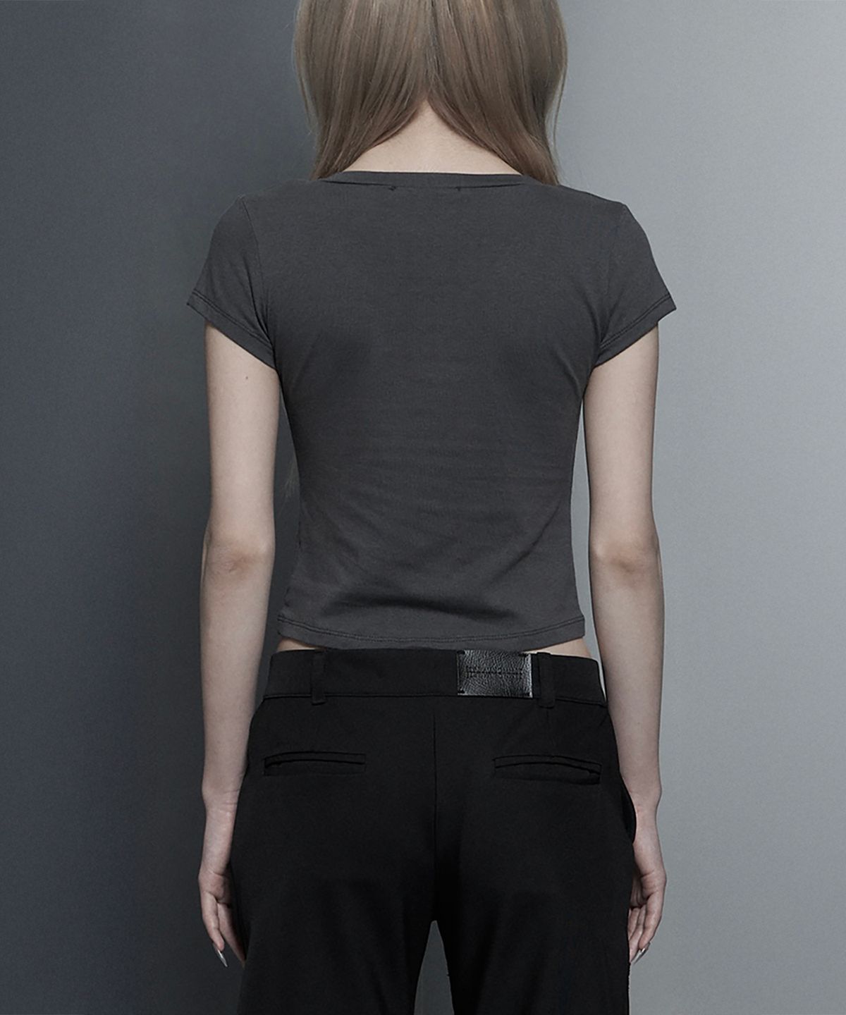 에트오소메(ETRE AU SOMMET) Dart Line V-Neck Slim Top (Dark Gray)