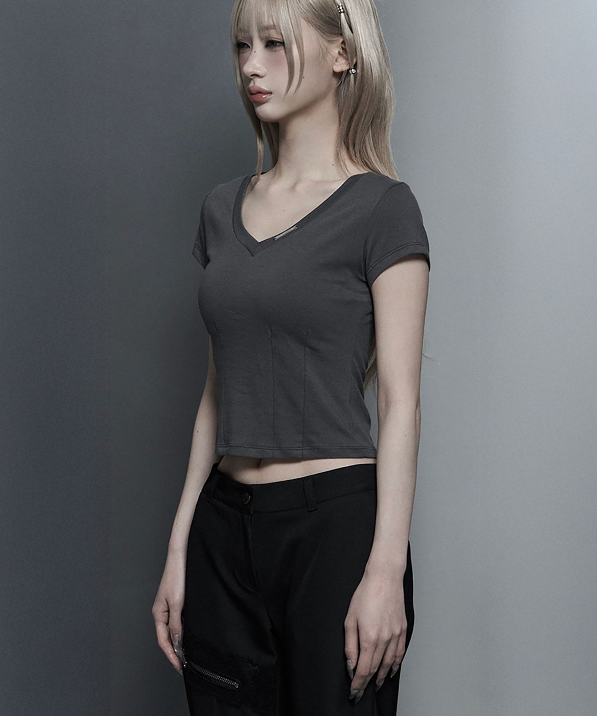 에트오소메(ETRE AU SOMMET) Dart Line V-Neck Slim Top (Dark Gray)