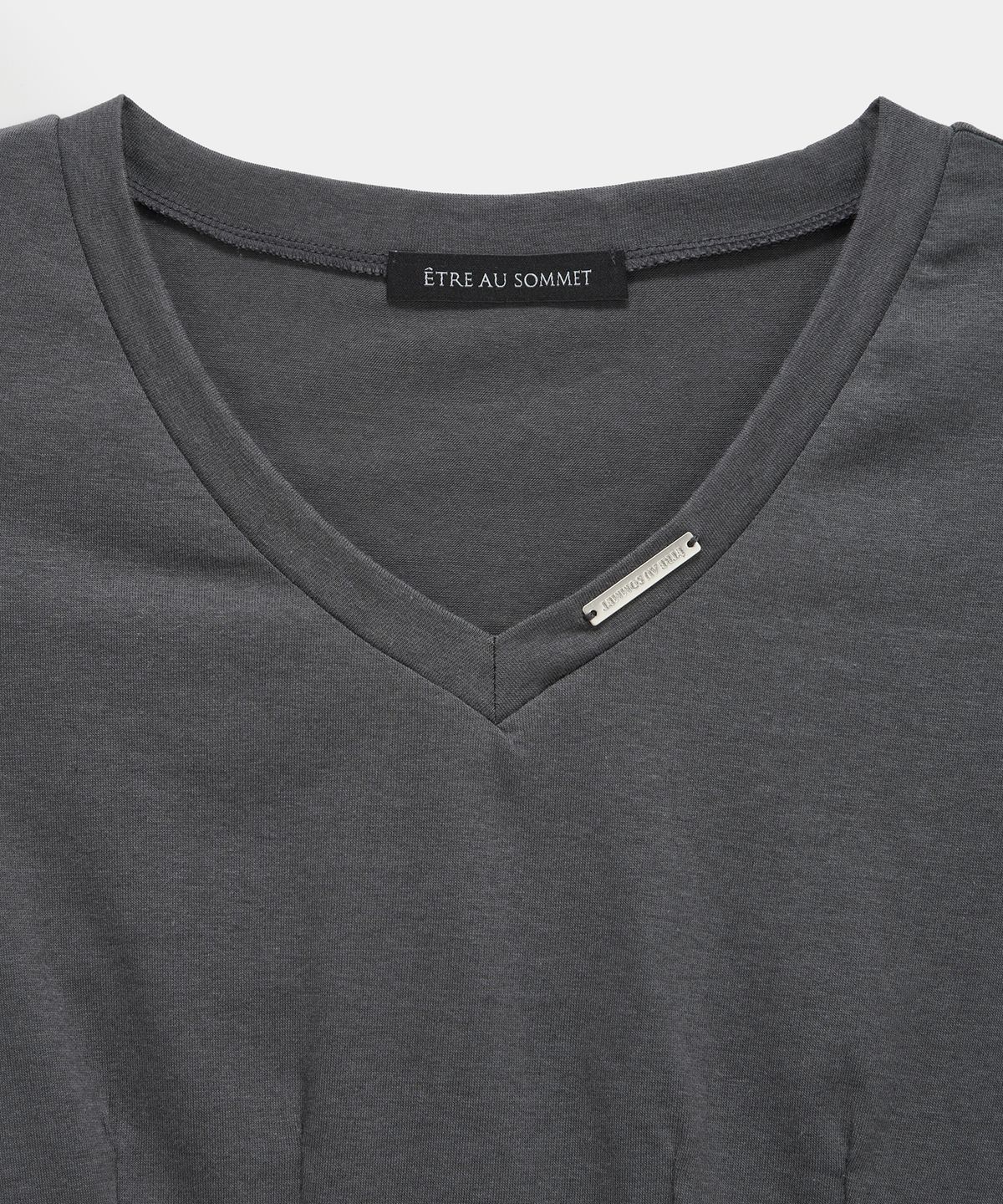 에트오소메(ETRE AU SOMMET) Dart Line V-Neck Slim Top (Dark Gray)