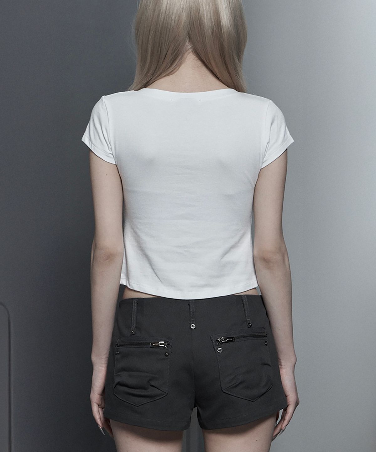 에트오소메(ETRE AU SOMMET) Dart Line V-Neck Slim Top (White)