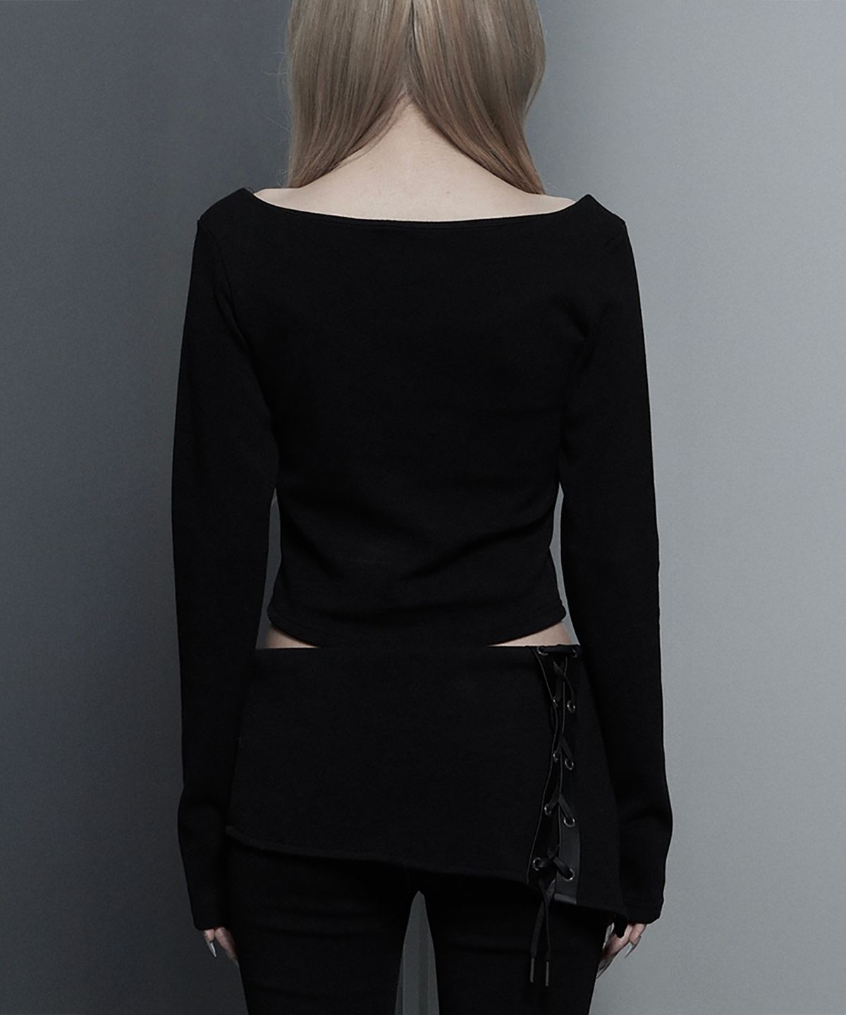 에트오소메(ETRE AU SOMMET) Square Button Point Slim-Fit Long Sleeve Top (Black)