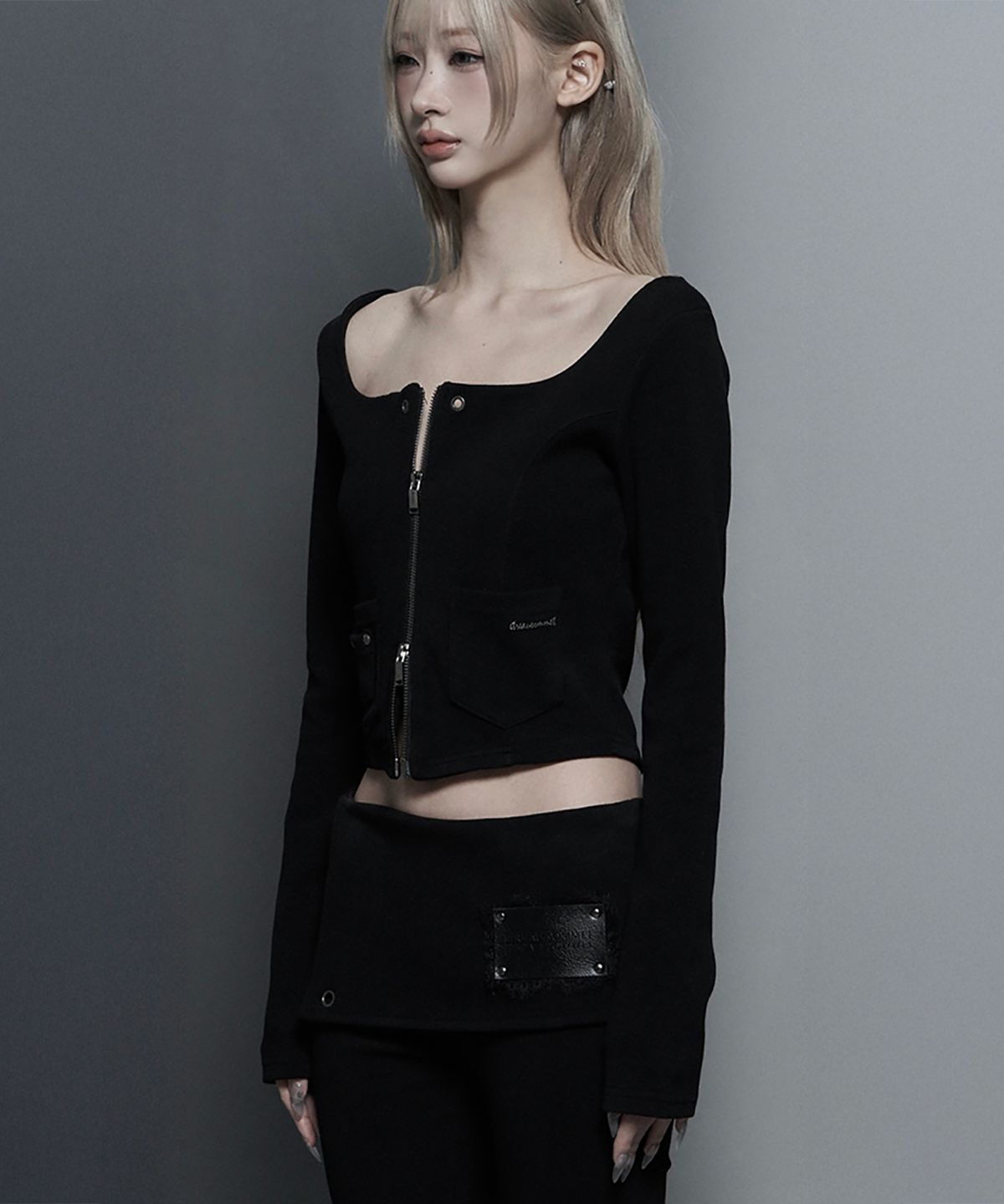 에트오소메(ETRE AU SOMMET) Square Button Point Slim-Fit Long Sleeve Top (Black)