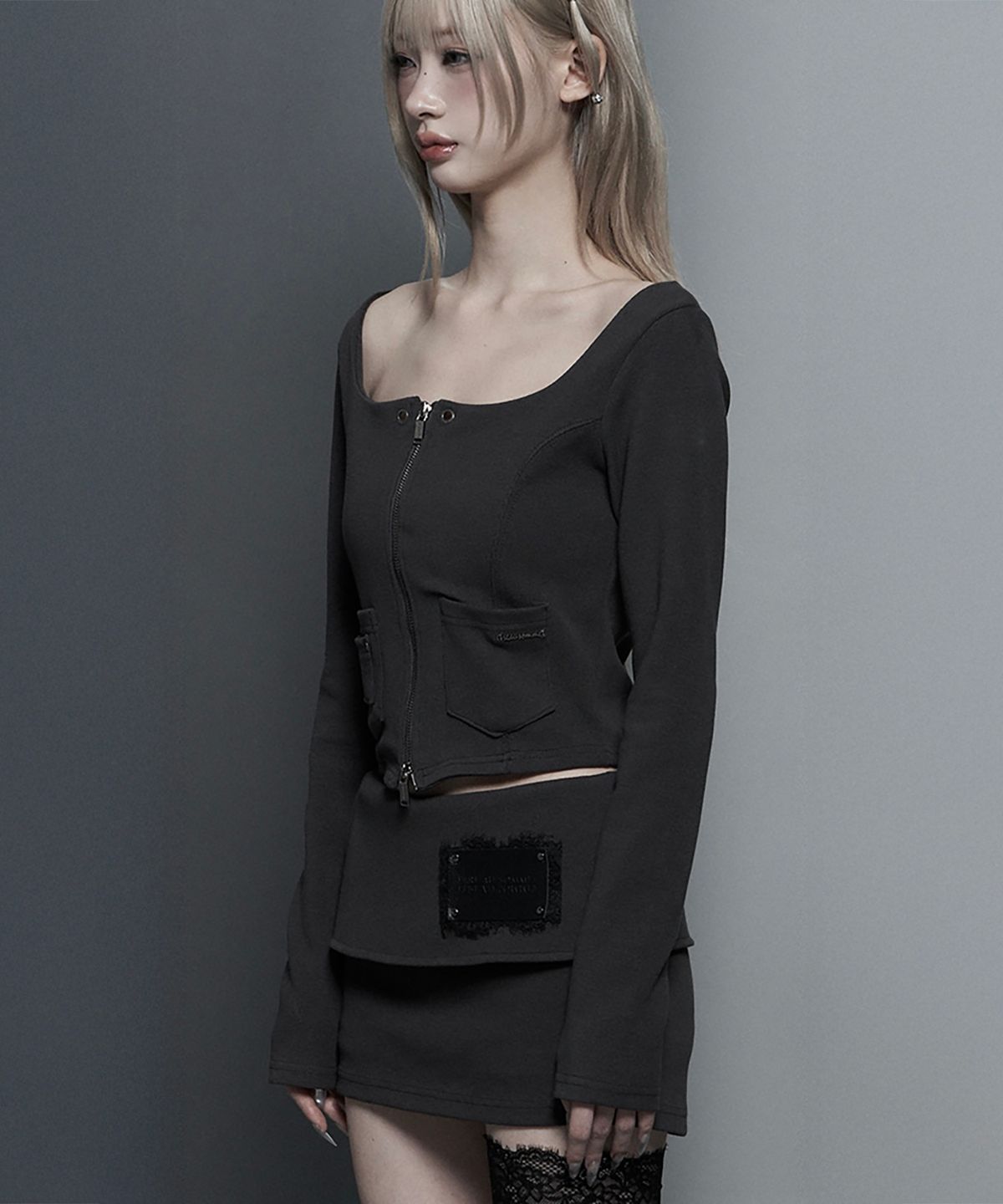에트오소메(ETRE AU SOMMET) Square Button Point Slim-Fit Long Sleeve Top (Dark gray)