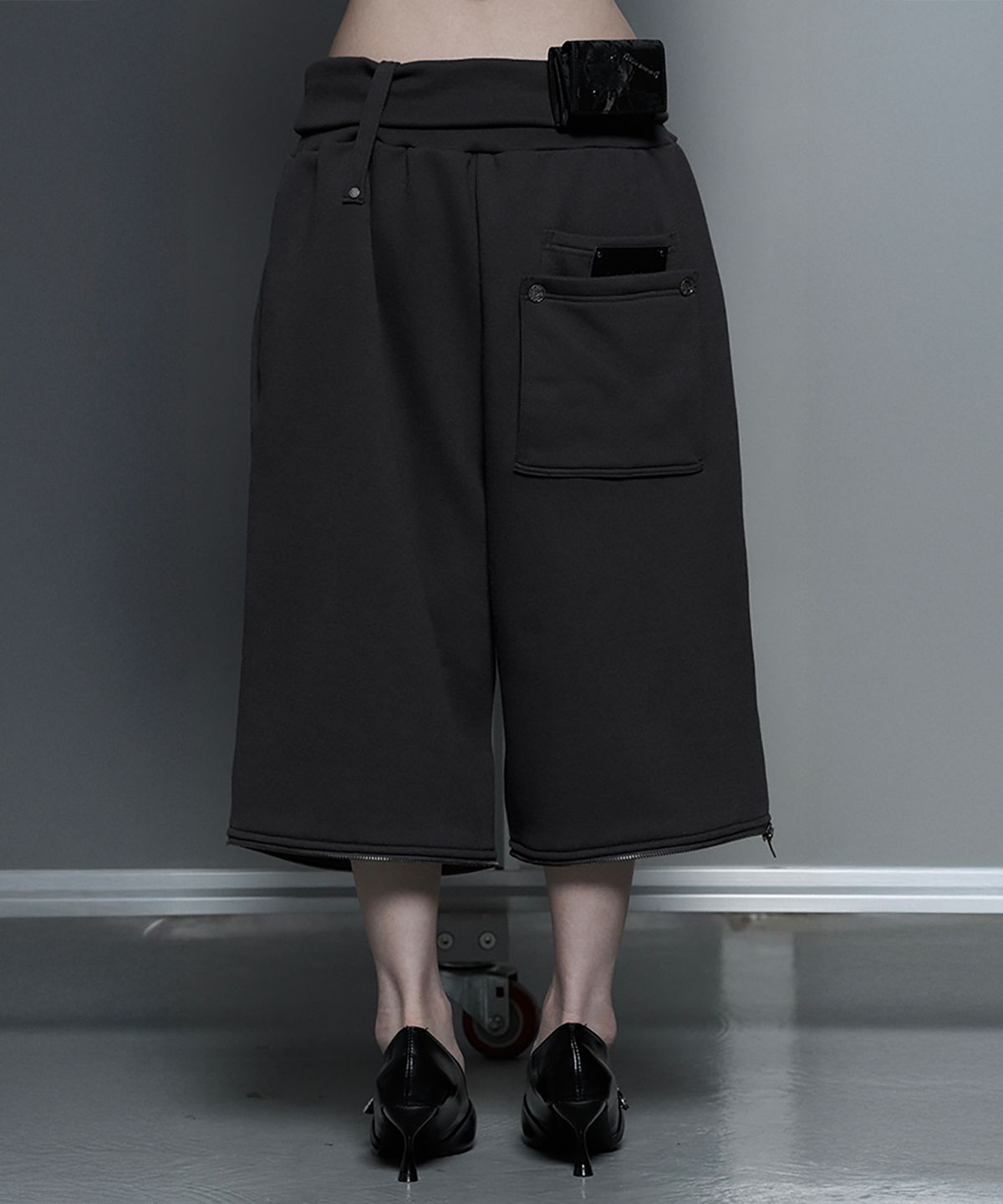 에트오소메(ETRE AU SOMMET) Zipper 2-Way Double Knee Bermuda Wide Pants (Charcoal)