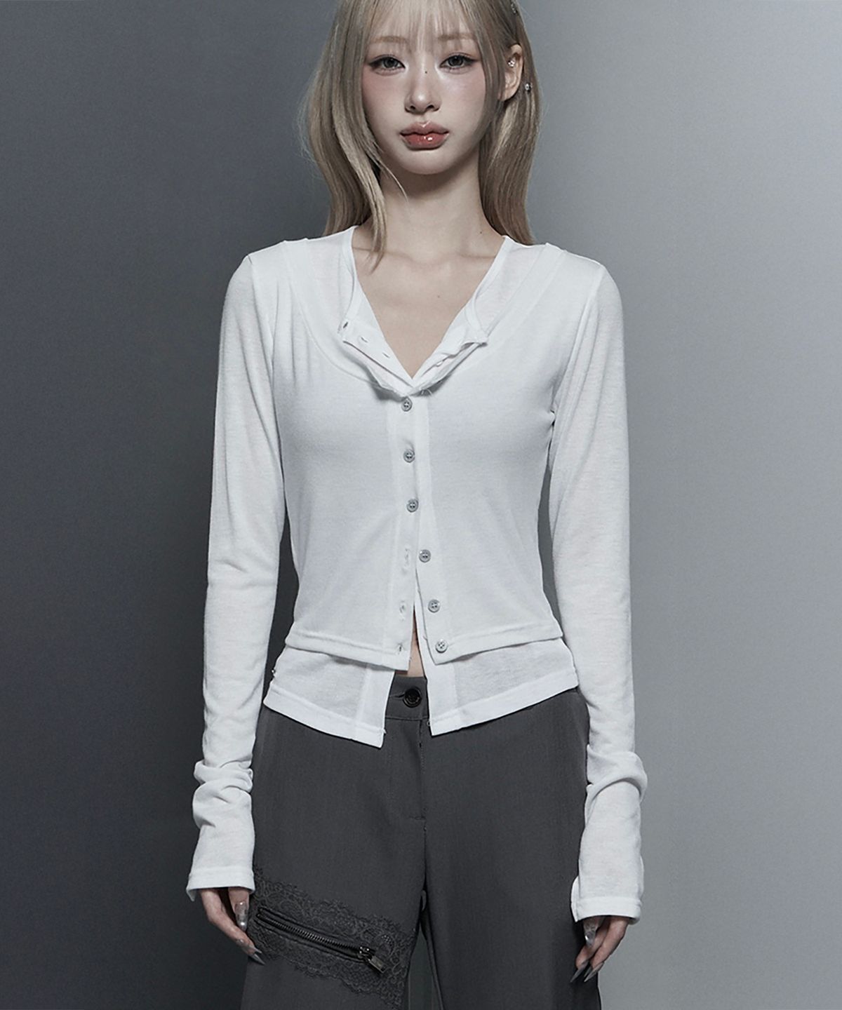 에트오소메(ETRE AU SOMMET) U-Neck Double Button layered Cardigan (White)