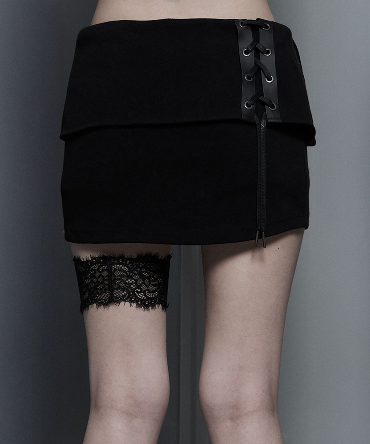 에트오소메(ETRE AU SOMMET) Lace-Up Mini Skirt Pants (Black)