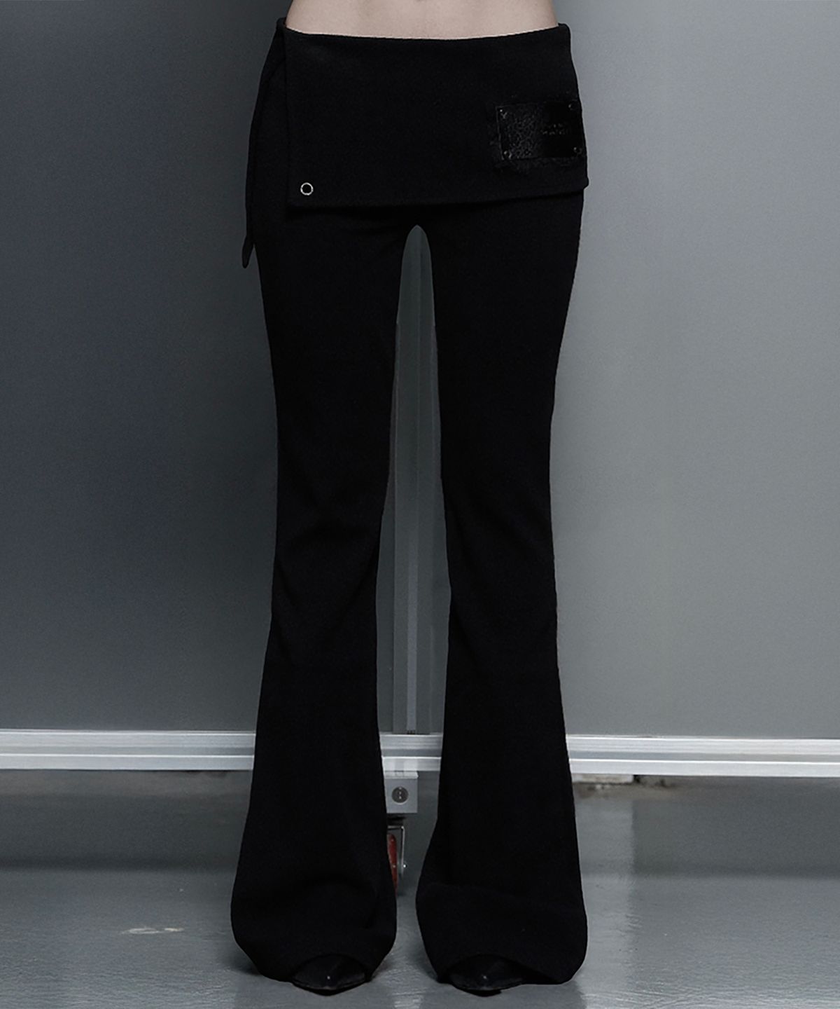 에트오소메(ETRE AU SOMMET) Lace-Up Side Slit Bootcut Pants (Black)