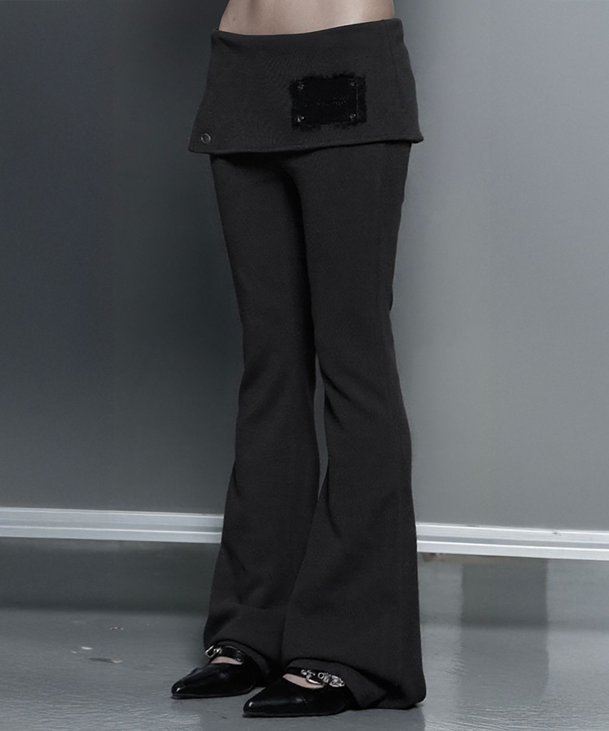 에트오소메(ETRE AU SOMMET) Lace-Up Side Slit Bootcut Pants (Charcoal)