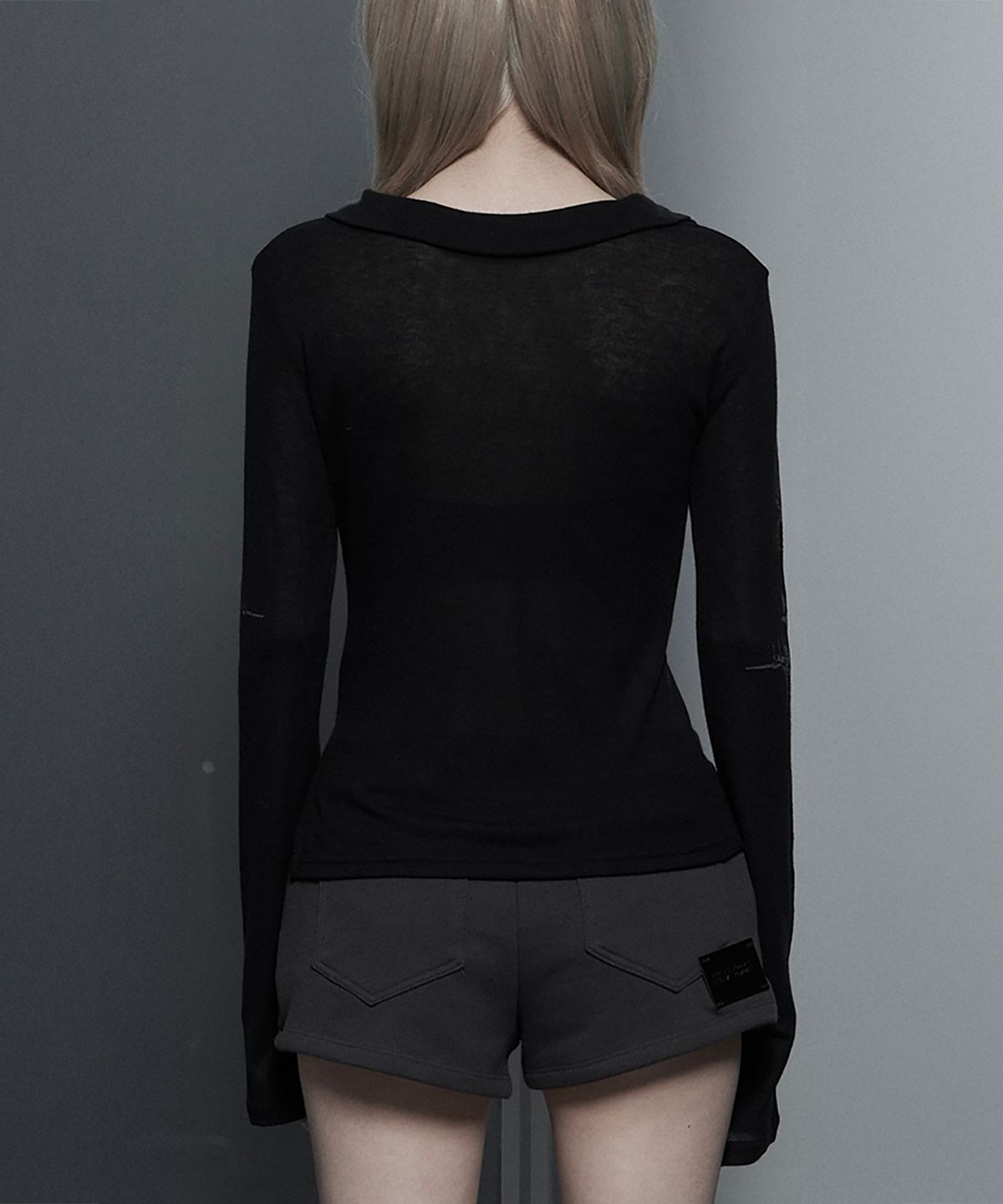 에트오소메(ETRE AU SOMMET) Rib Collar tattoo Long Sleeve Top (Black)