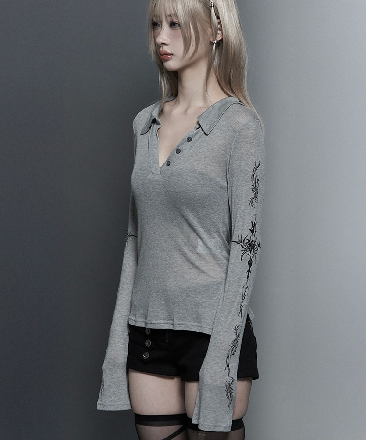 에트오소메(ETRE AU SOMMET) Rib Collar tattoo Long Sleeve Top (Light Gray)