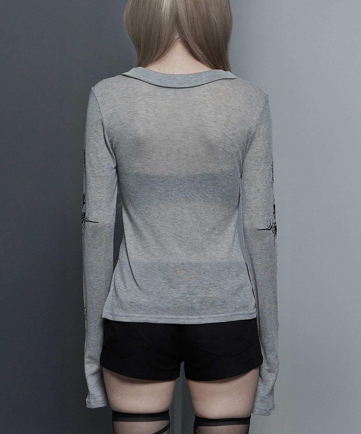 에트오소메(ETRE AU SOMMET) Rib Collar tattoo Long Sleeve Top (Light Gray)