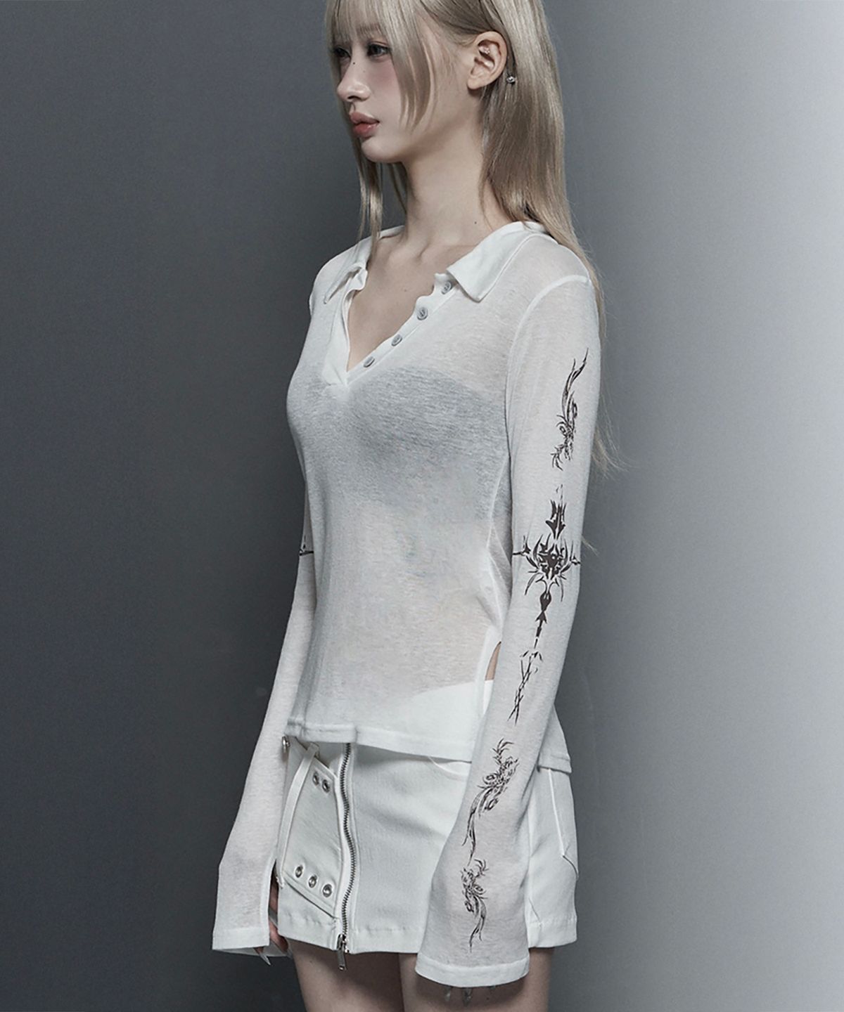 에트오소메(ETRE AU SOMMET) Rib Collar tattoo Long Sleeve Top (White)