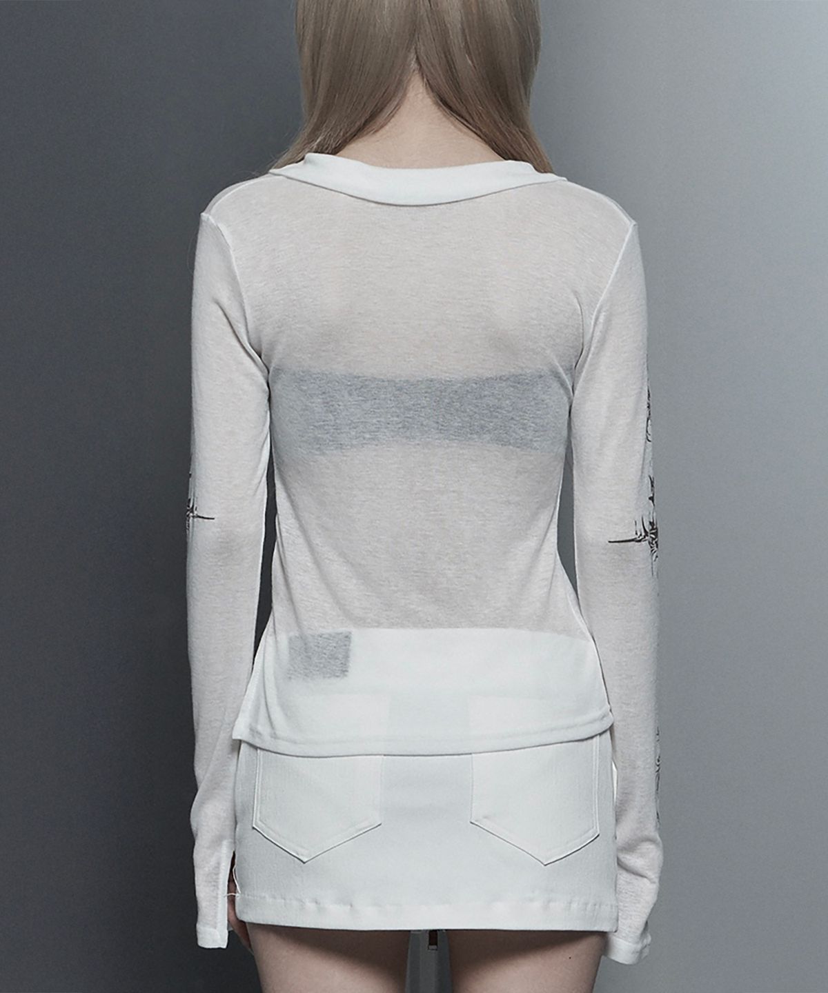 에트오소메(ETRE AU SOMMET) Rib Collar tattoo Long Sleeve Top (White)