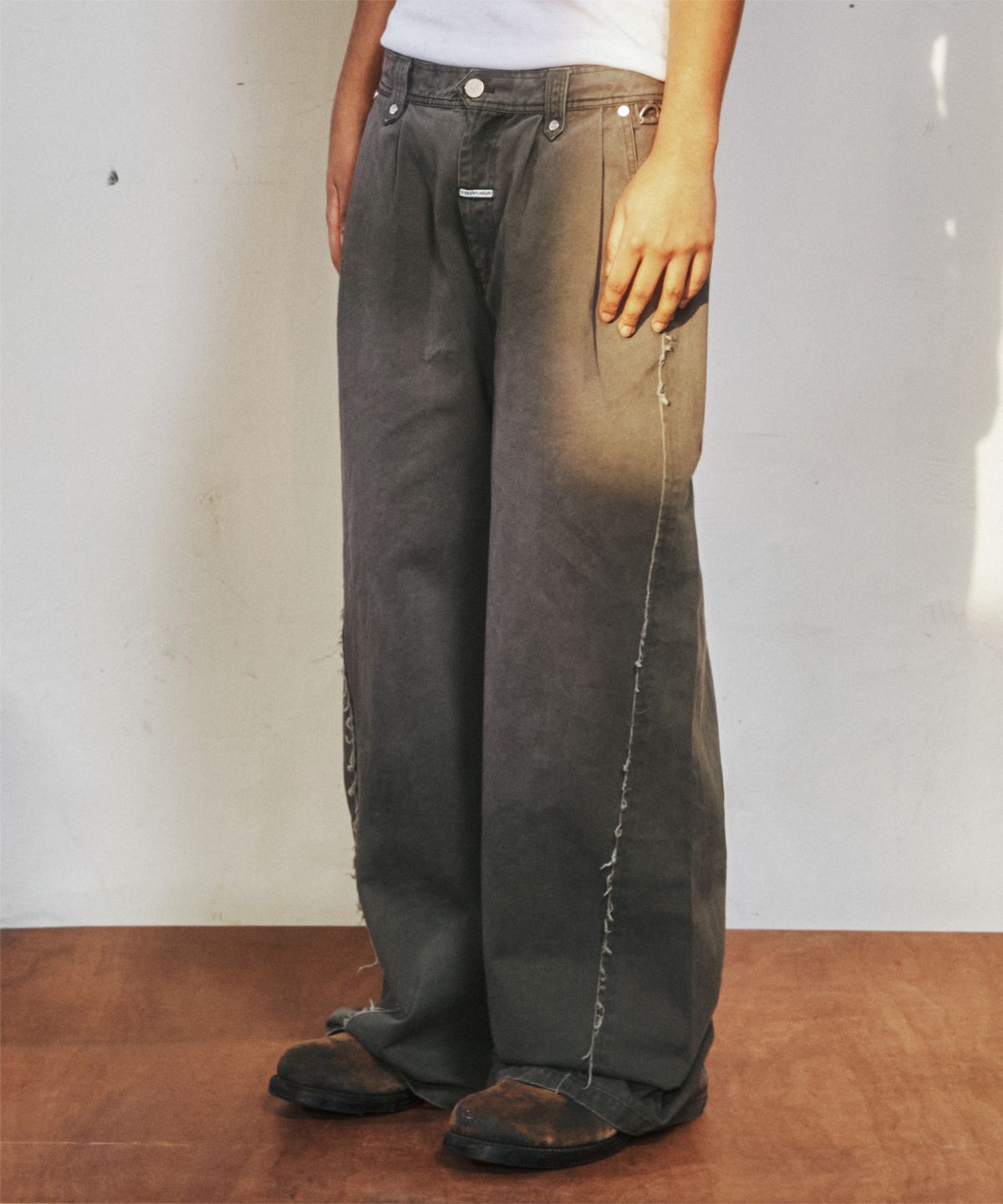 더바이닐하우스(THEVINYLHOUSE) SAG WIDE BELTED PANTS KHAKI