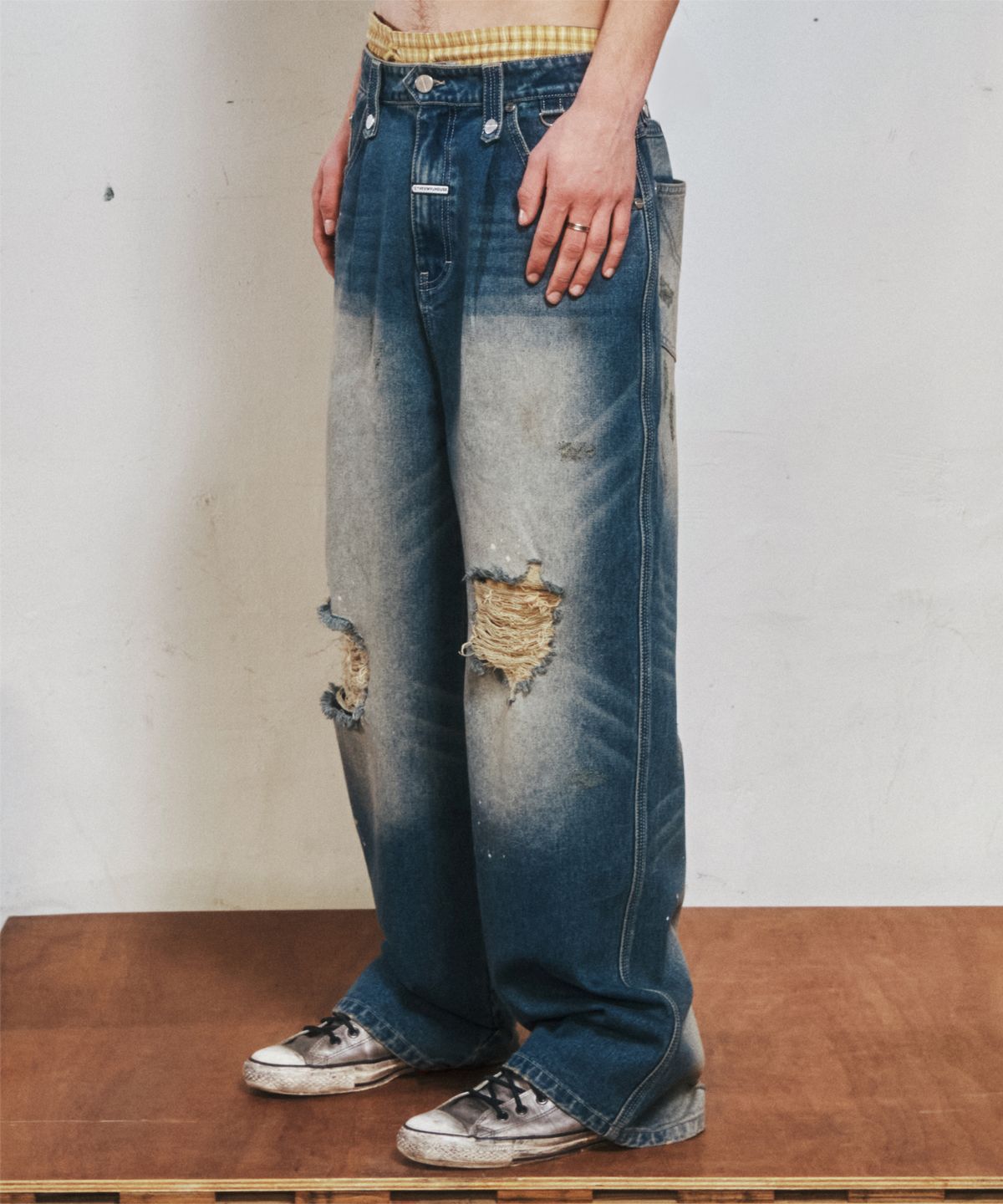 더바이닐하우스(THEVINYLHOUSE) GRUNGE PAINTED DENIM PANTS BLUE