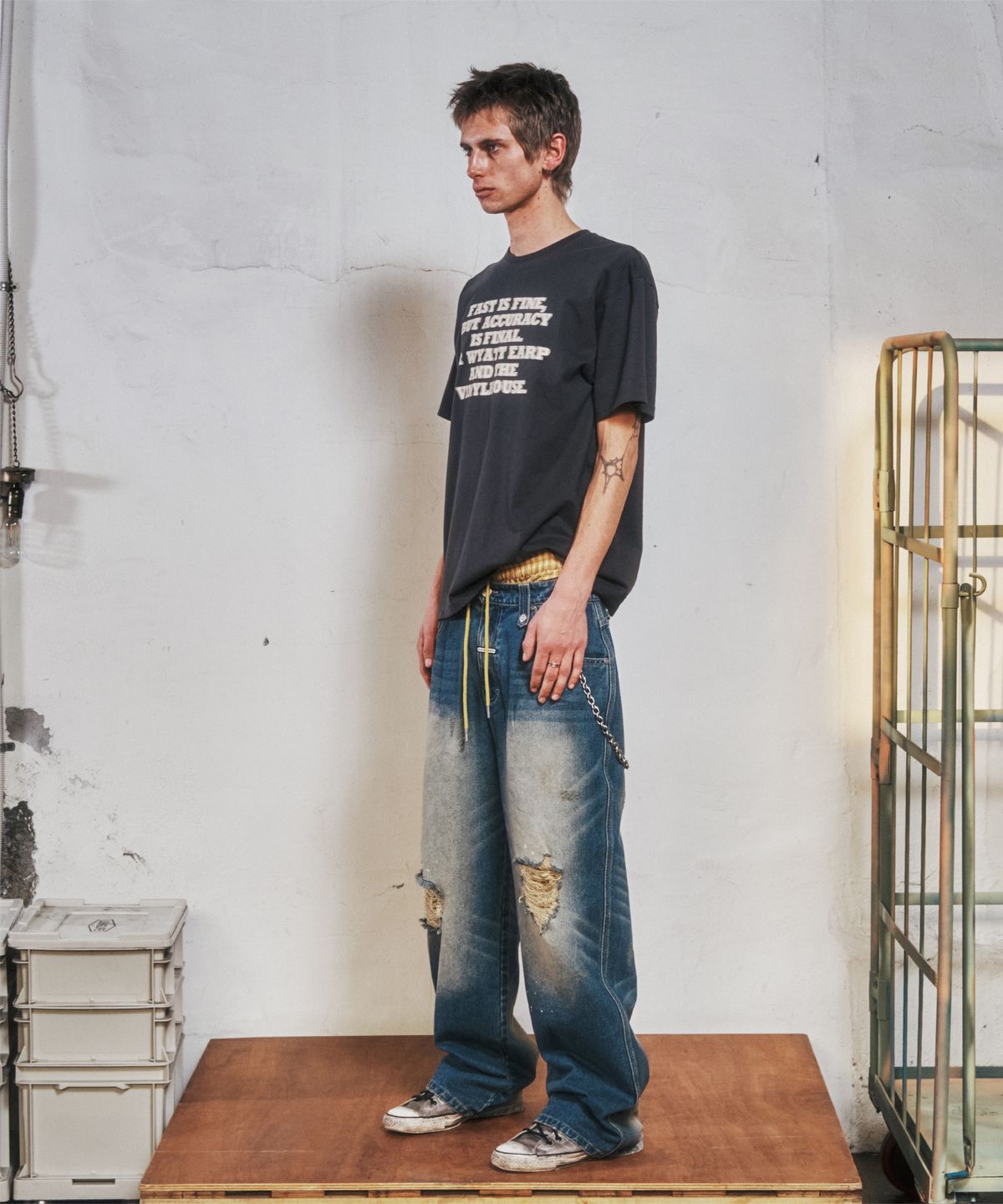 더바이닐하우스(THEVINYLHOUSE) GRUNGE PAINTED DENIM PANTS BLUE