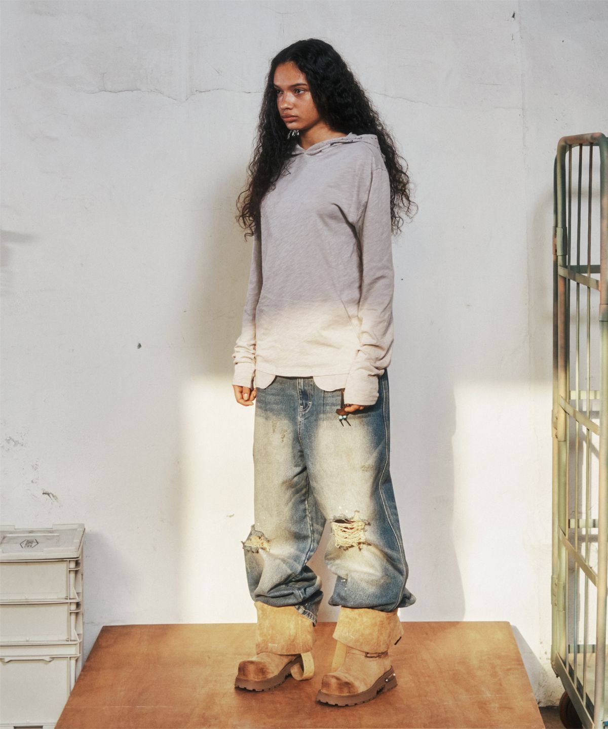 더바이닐하우스(THEVINYLHOUSE) GRUNGE PAINTED DENIM PANTS BLUE