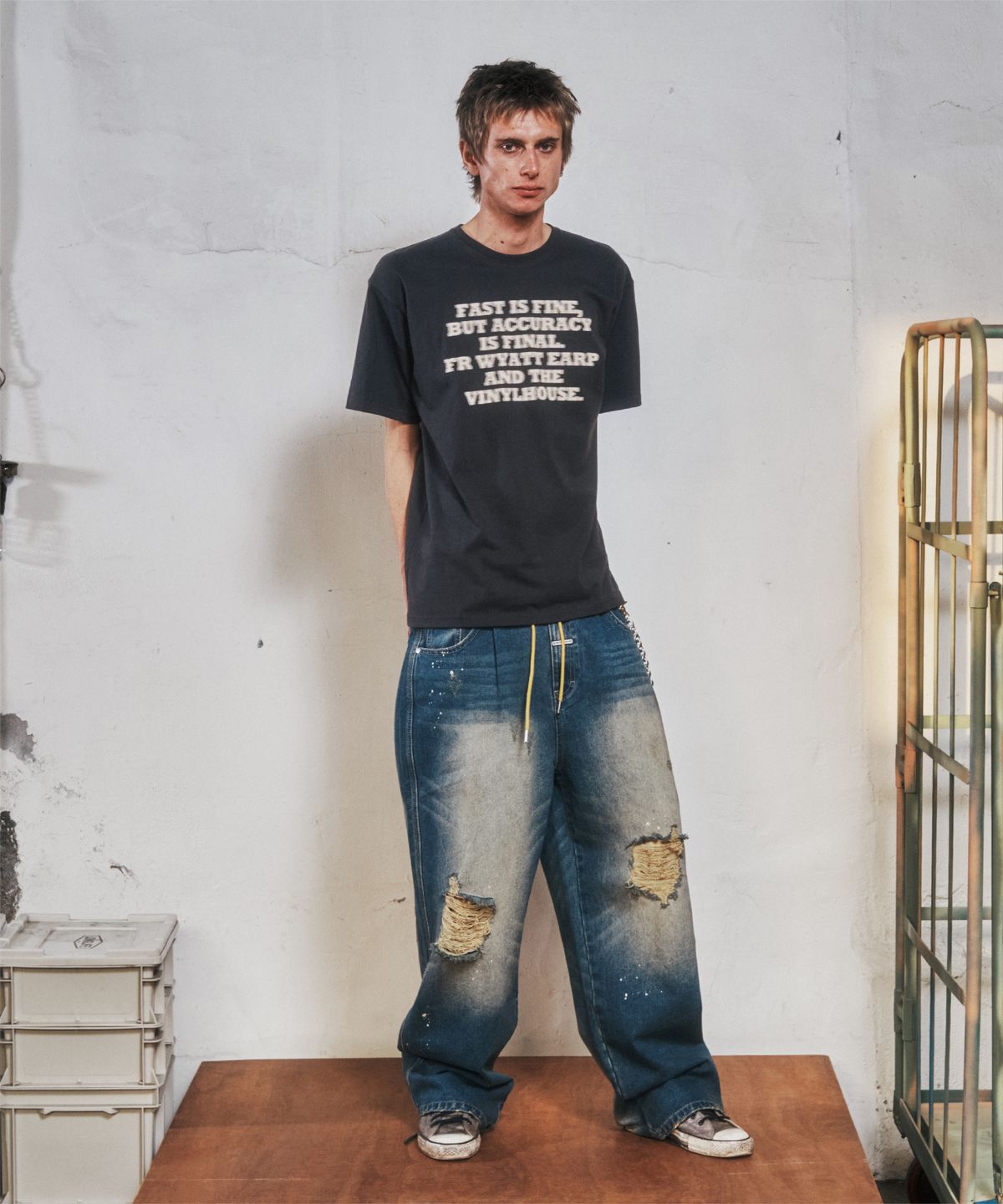 더바이닐하우스(THEVINYLHOUSE) GRUNGE PAINTED DENIM PANTS BLUE