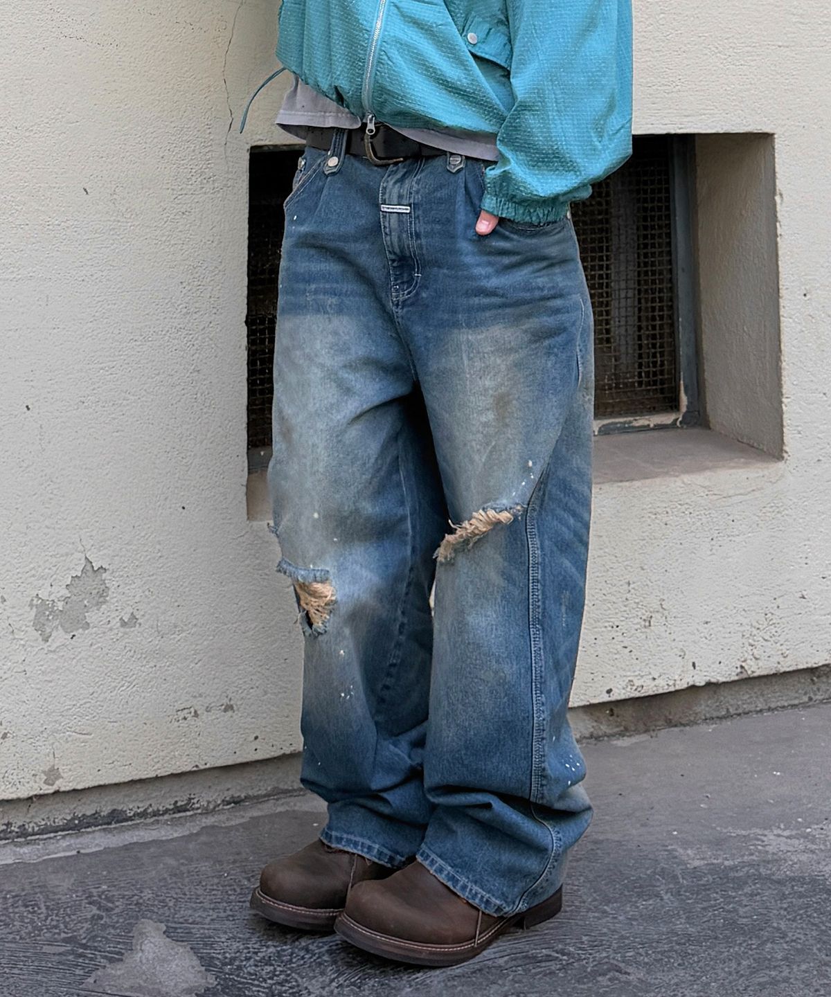 더바이닐하우스(THEVINYLHOUSE) GRUNGE PAINTED DENIM PANTS BLUE