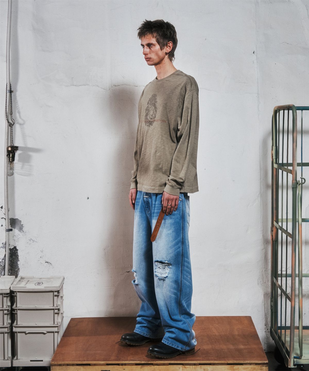더바이닐하우스(THEVINYLHOUSE) GRUNGE PAINTED DENIM PANTS LIGHT BLUE