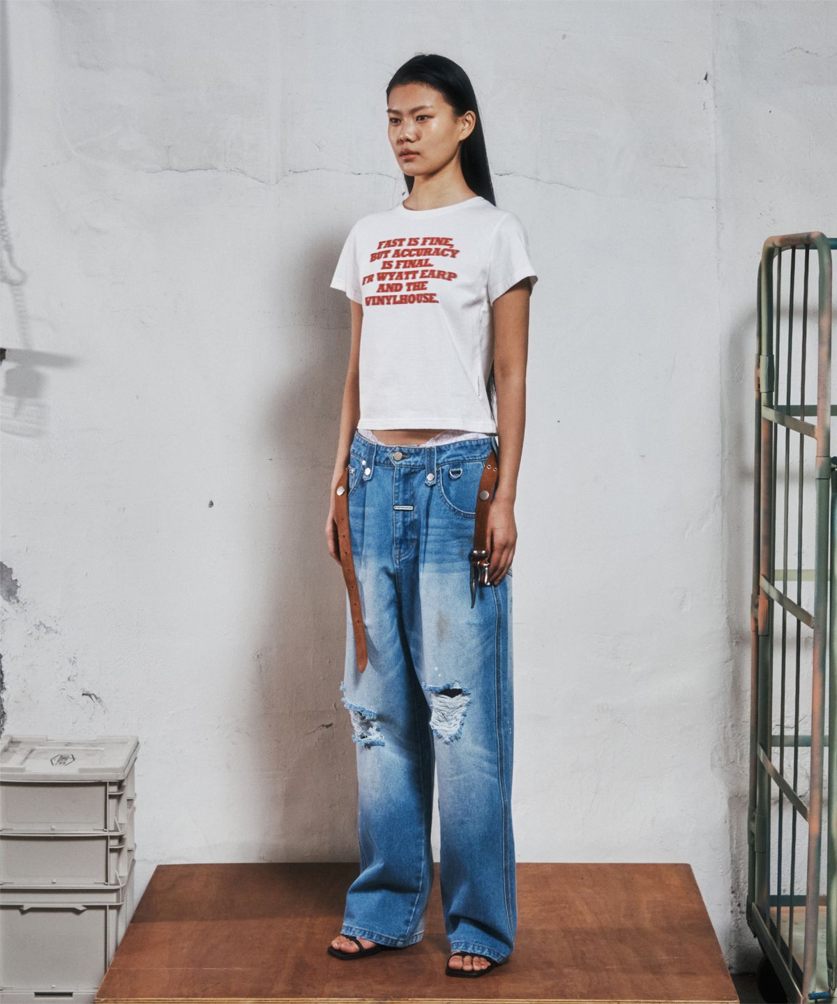 더바이닐하우스(THEVINYLHOUSE) GRUNGE PAINTED DENIM PANTS LIGHT BLUE