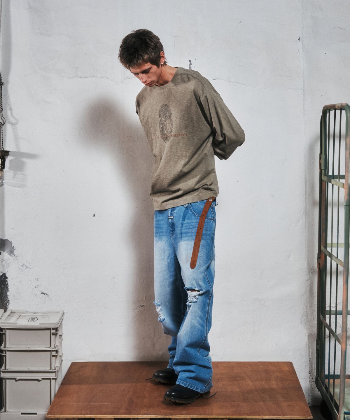더바이닐하우스(THEVINYLHOUSE) GRUNGE PAINTED DENIM PANTS LIGHT BLUE